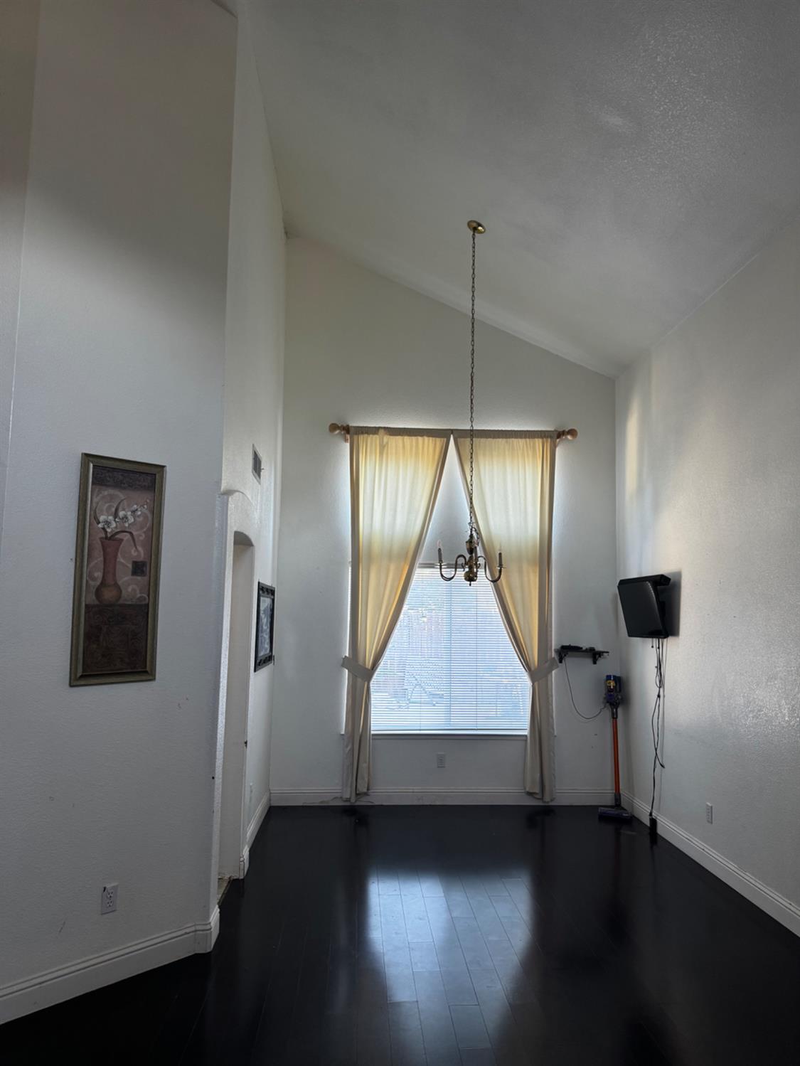 Detail Gallery Image 3 of 6 For 8284 Oakbark Ct, Elk Grove,  CA 95758 - 4 Beds | 2/1 Baths