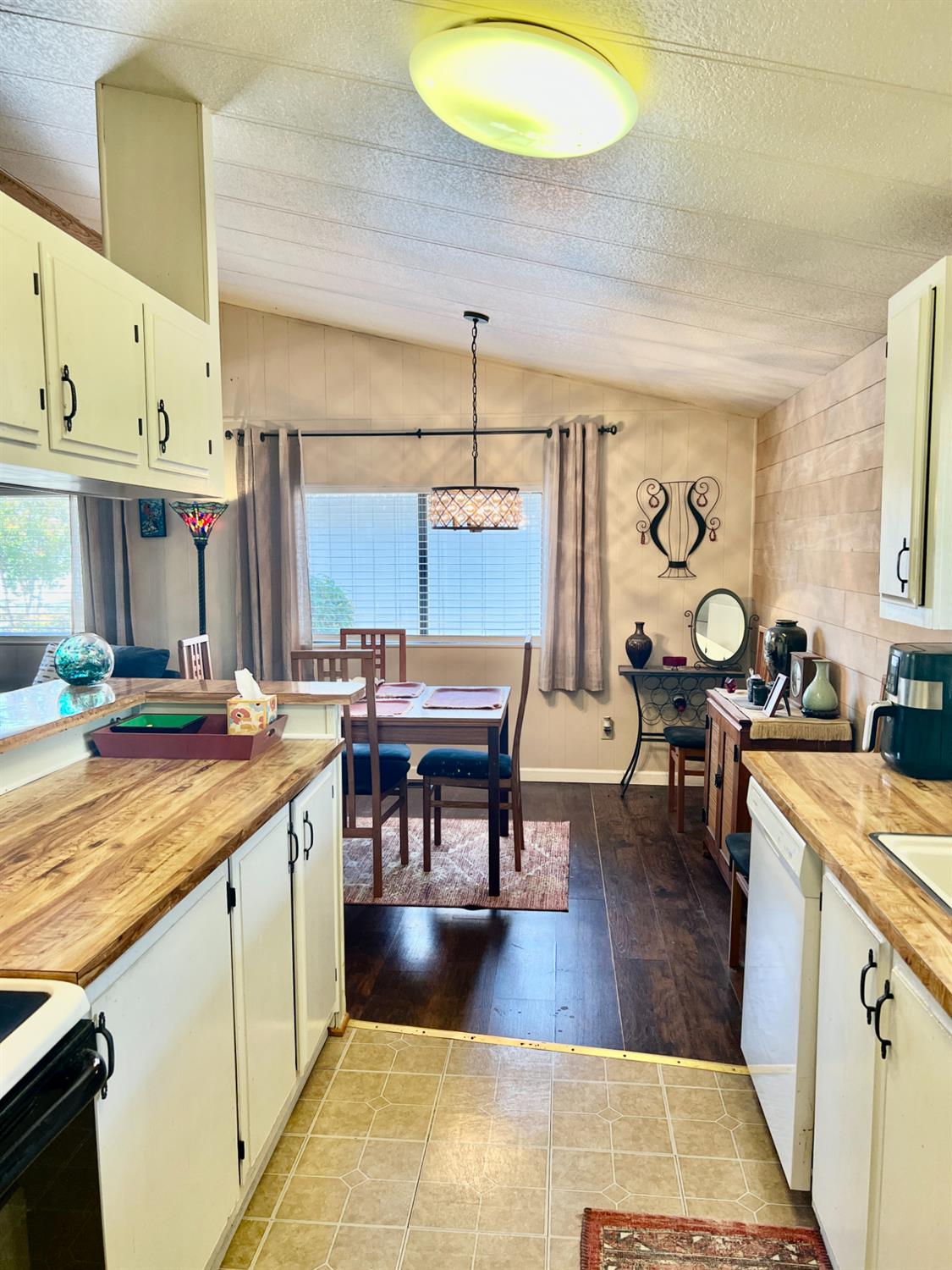 Detail Gallery Image 11 of 25 For 6132 Mame Ct, Citrus Heights,  CA 95621 - 2 Beds | 2 Baths