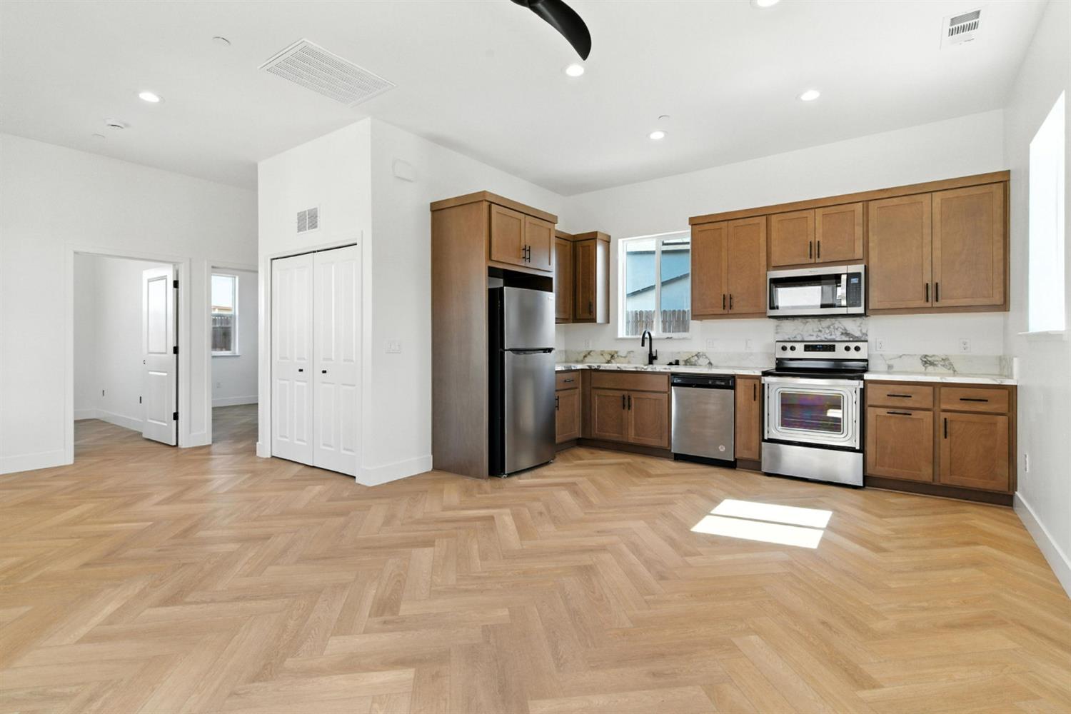 Detail Gallery Image 54 of 73 For 2328 Paramount Ln, Manteca,  CA 95337 - 4 Beds | 3/1 Baths