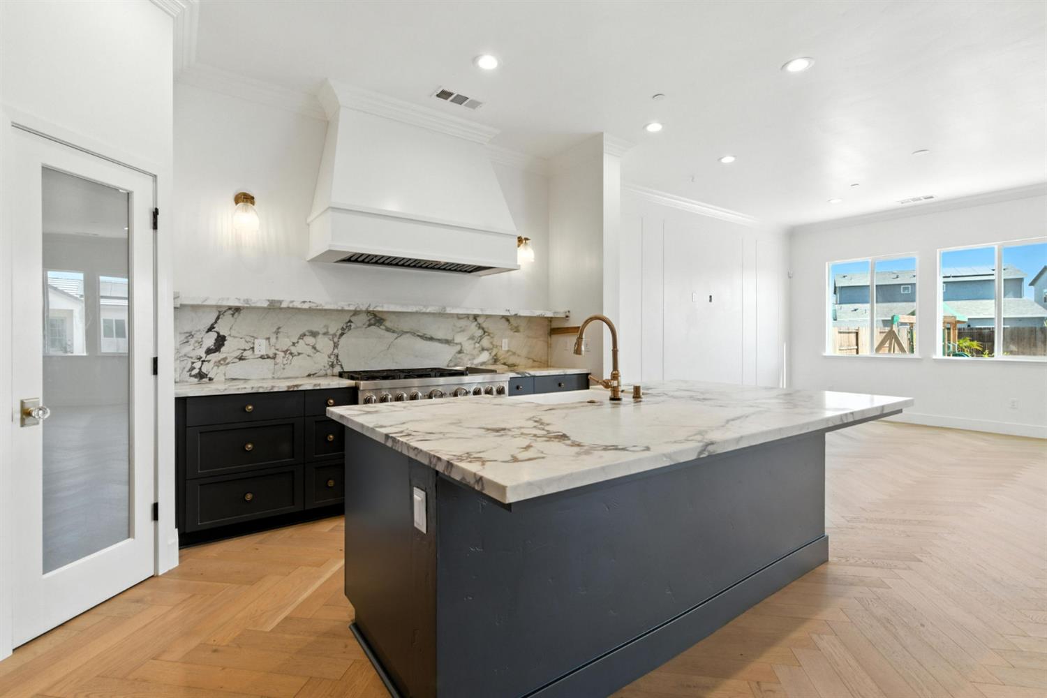 Detail Gallery Image 13 of 73 For 2328 Paramount Ln, Manteca,  CA 95337 - 4 Beds | 3/1 Baths