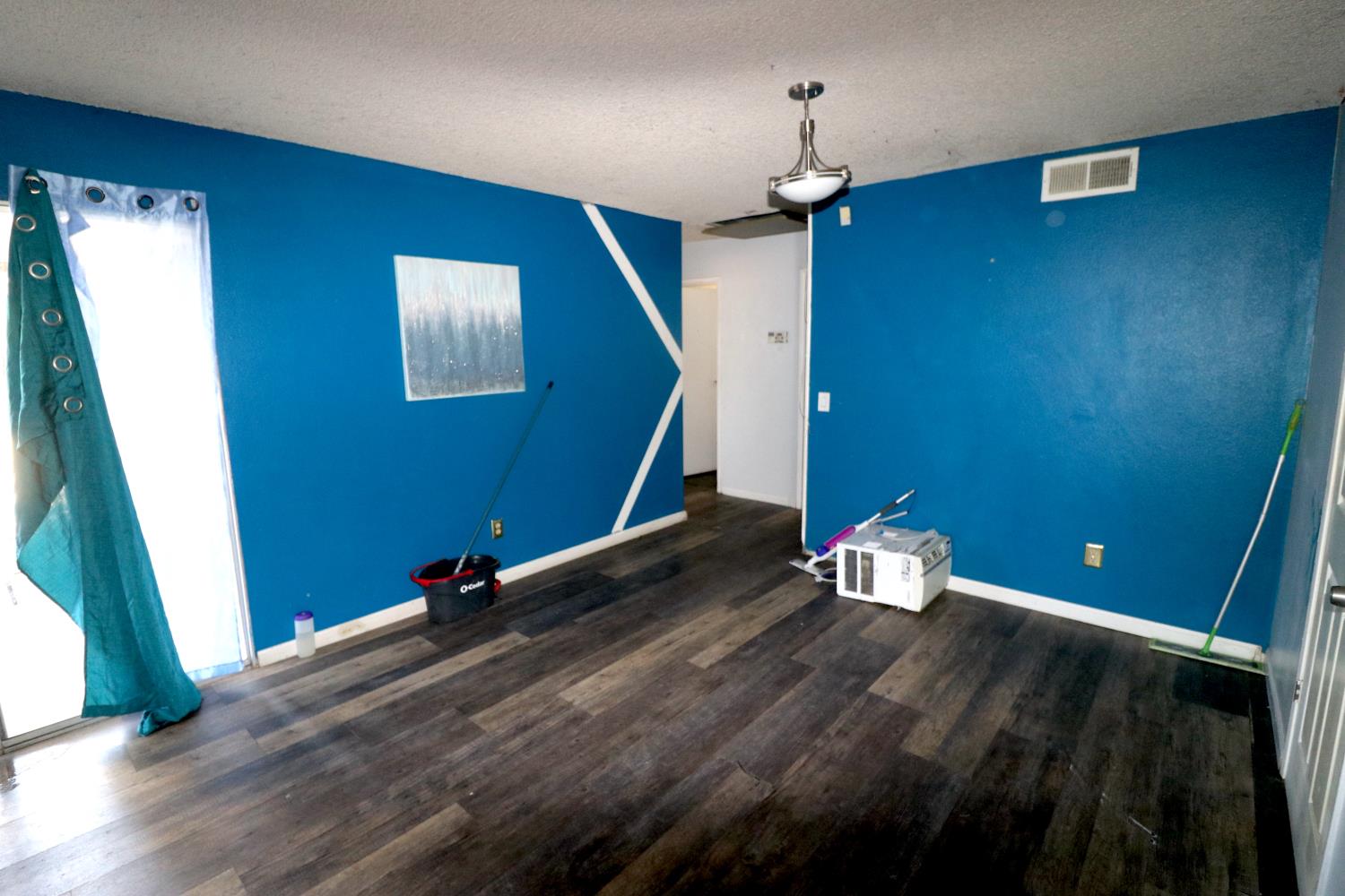 Detail Gallery Image 6 of 14 For 4101 Cedargrove Dr, Sacramento,  CA 95826 - 3 Beds | 2 Baths