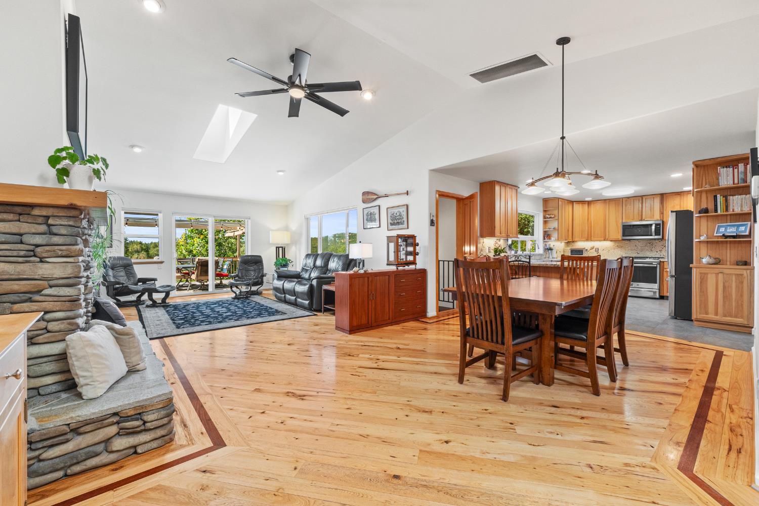 Detail Gallery Image 8 of 74 For 207 Snowberry Ct, Murphys,  CA 95247 - 4 Beds | 3 Baths