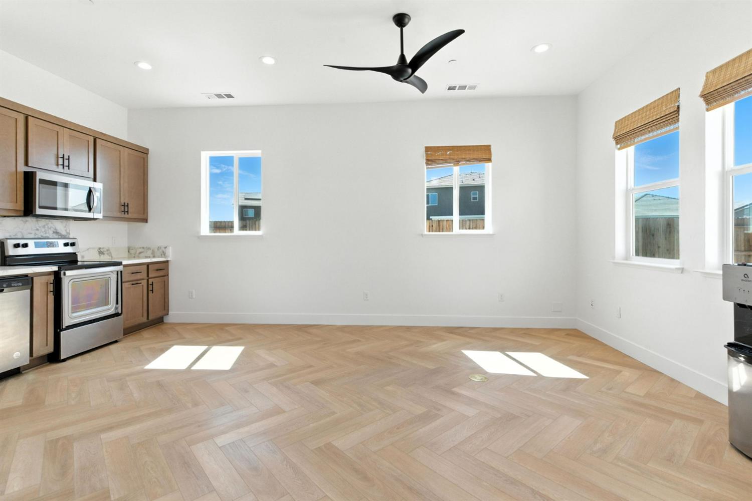 Detail Gallery Image 53 of 73 For 2328 Paramount Ln, Manteca,  CA 95337 - 4 Beds | 3/1 Baths