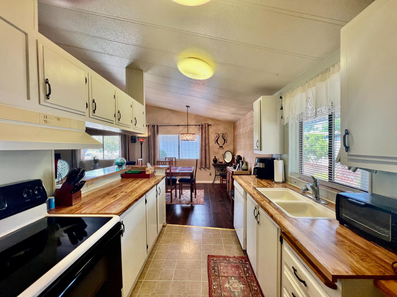 Detail Gallery Image 12 of 25 For 6132 Mame Ct, Citrus Heights,  CA 95621 - 2 Beds | 2 Baths