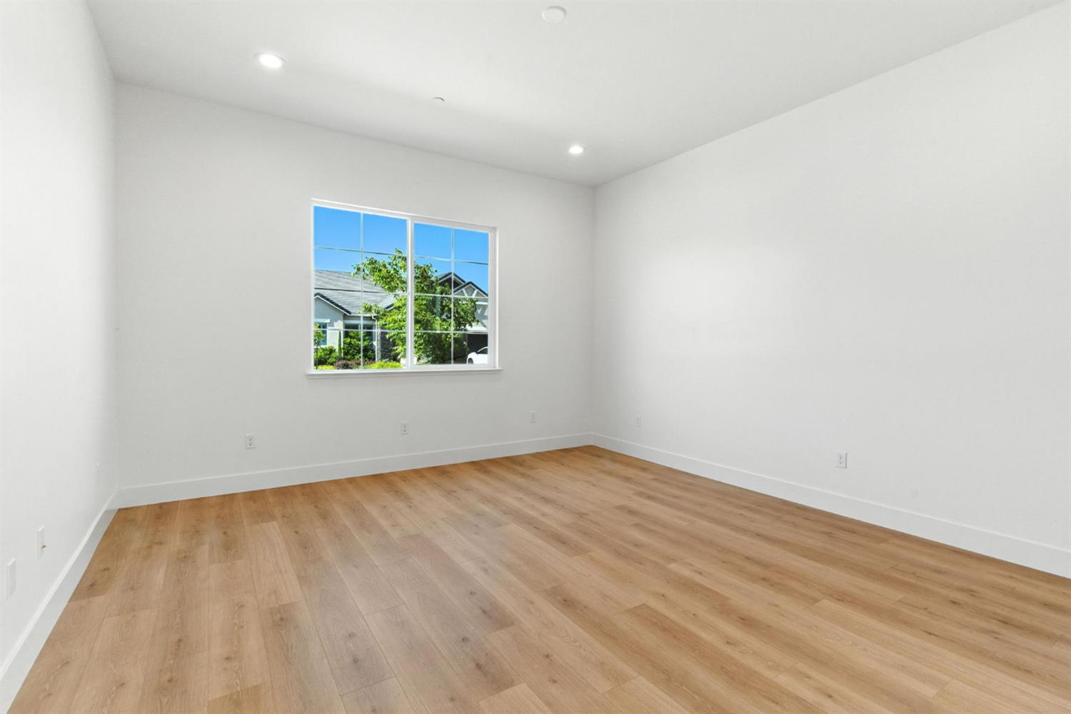 Detail Gallery Image 8 of 73 For 2328 Paramount Ln, Manteca,  CA 95337 - 4 Beds | 3/1 Baths