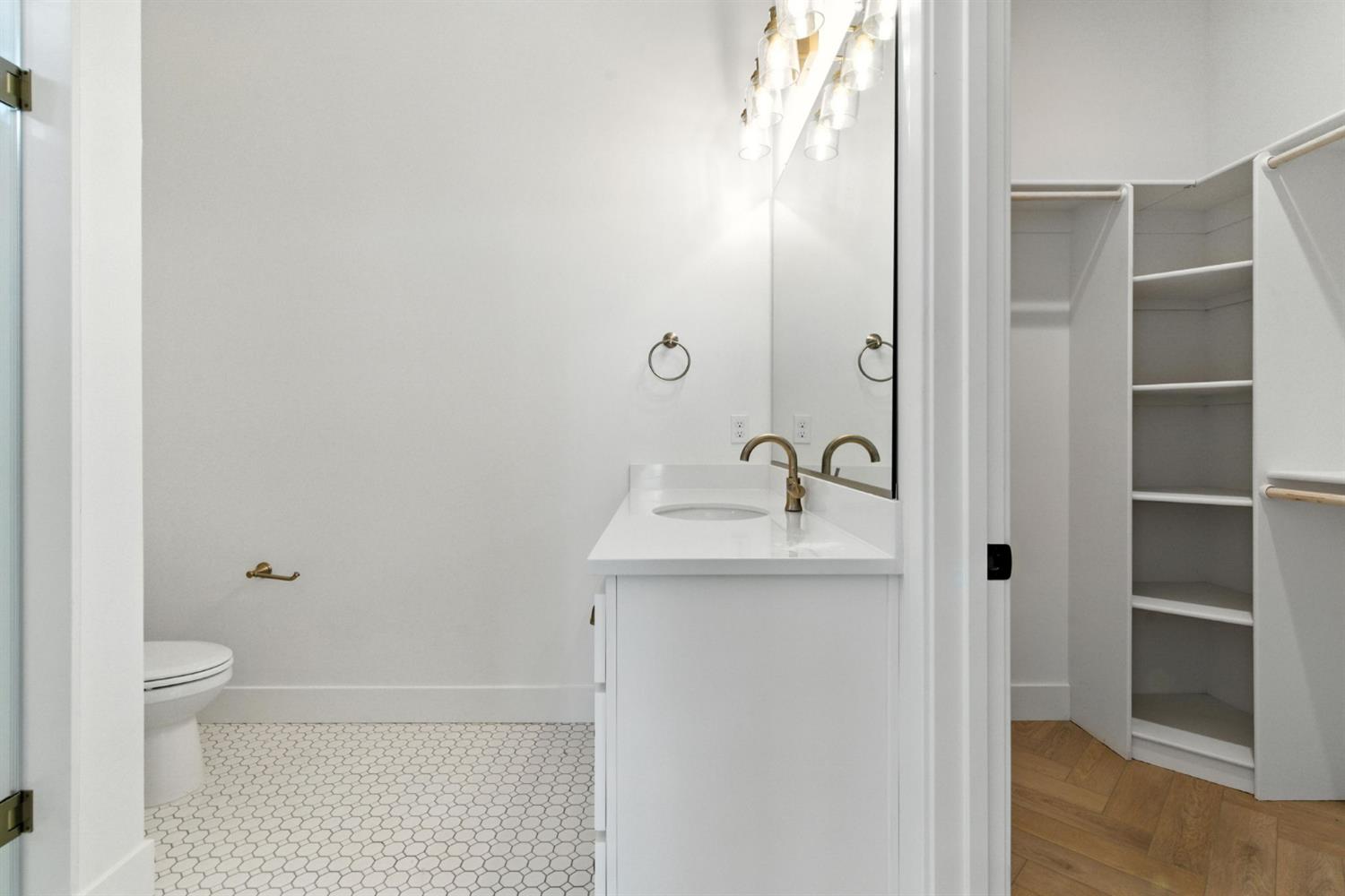 Detail Gallery Image 10 of 73 For 2328 Paramount Ln, Manteca,  CA 95337 - 4 Beds | 3/1 Baths