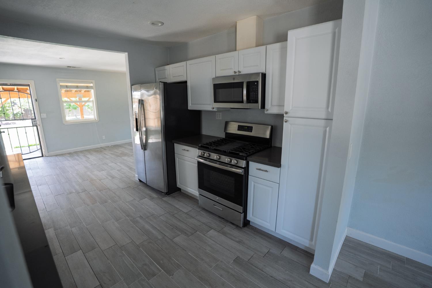 Detail Gallery Image 3 of 35 For 905 S Adelbert Ave, Stockton,  CA 95215 - 2 Beds | 1 Baths