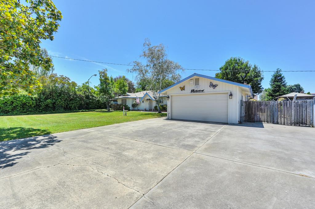 Detail Gallery Image 2 of 72 For 18493 N Jack Tone Rd, Lockeford,  CA 95237 - 4 Beds | 2/1 Baths