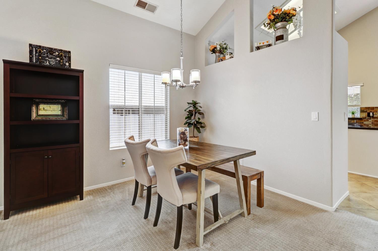 Detail Gallery Image 10 of 75 For 9473 Windrift Ln, Elk Grove,  CA 95758 - 4 Beds | 2/1 Baths