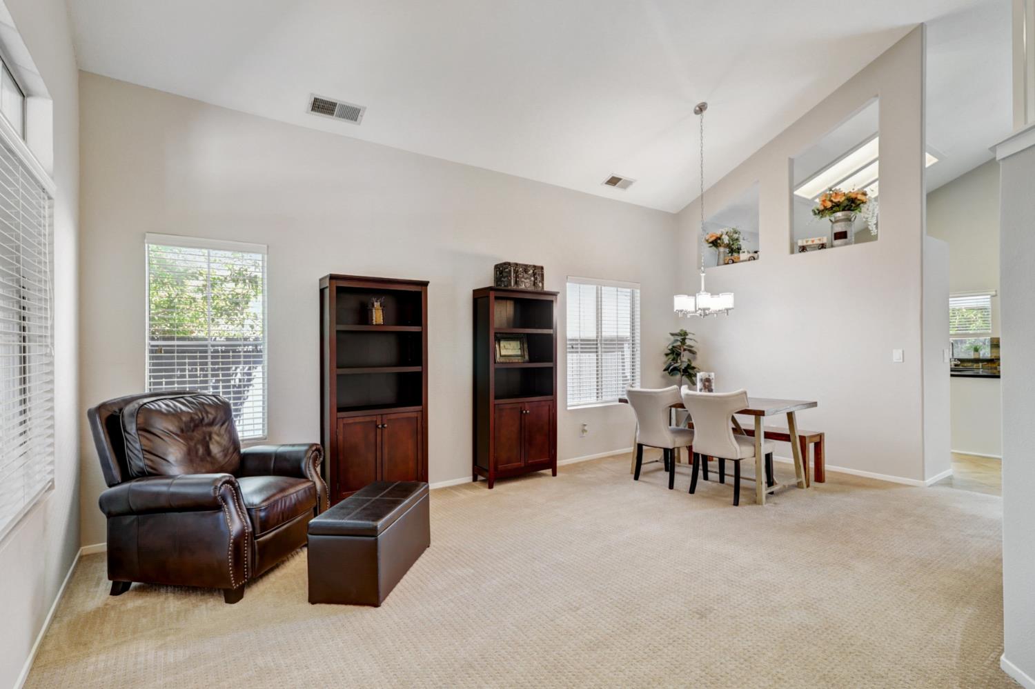 Detail Gallery Image 9 of 75 For 9473 Windrift Ln, Elk Grove,  CA 95758 - 4 Beds | 2/1 Baths