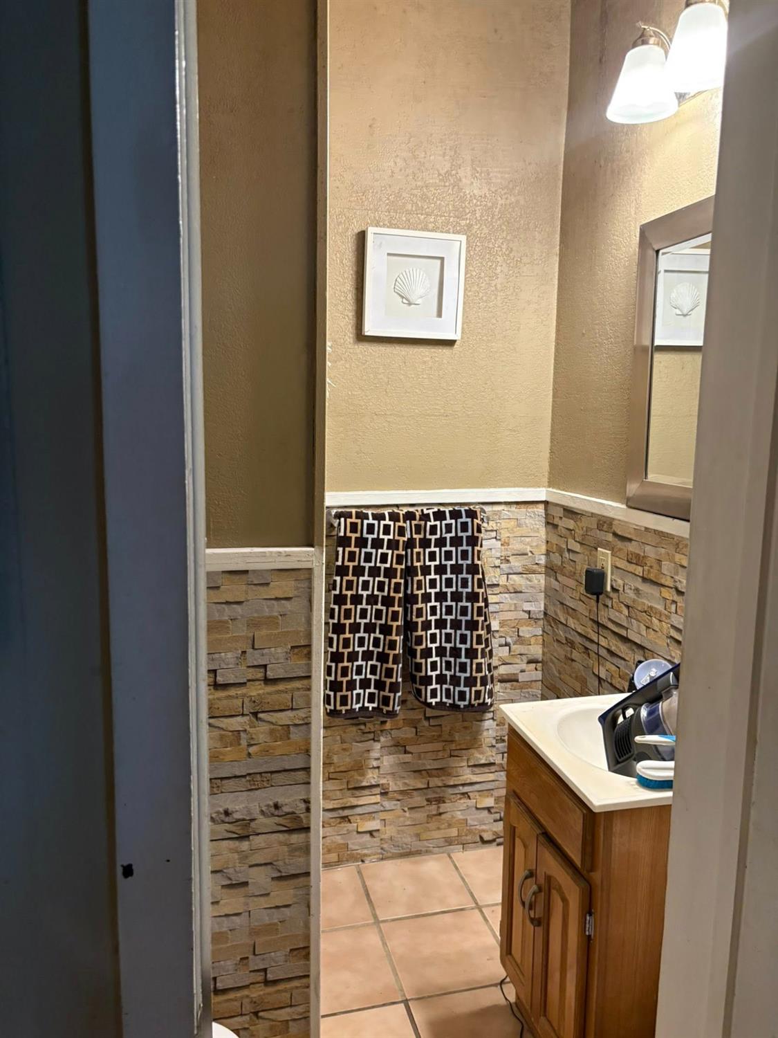 Detail Gallery Image 6 of 25 For 23324 N Dustin Rd, Acampo,  CA 95220 - 5 Beds | 3/1 Baths