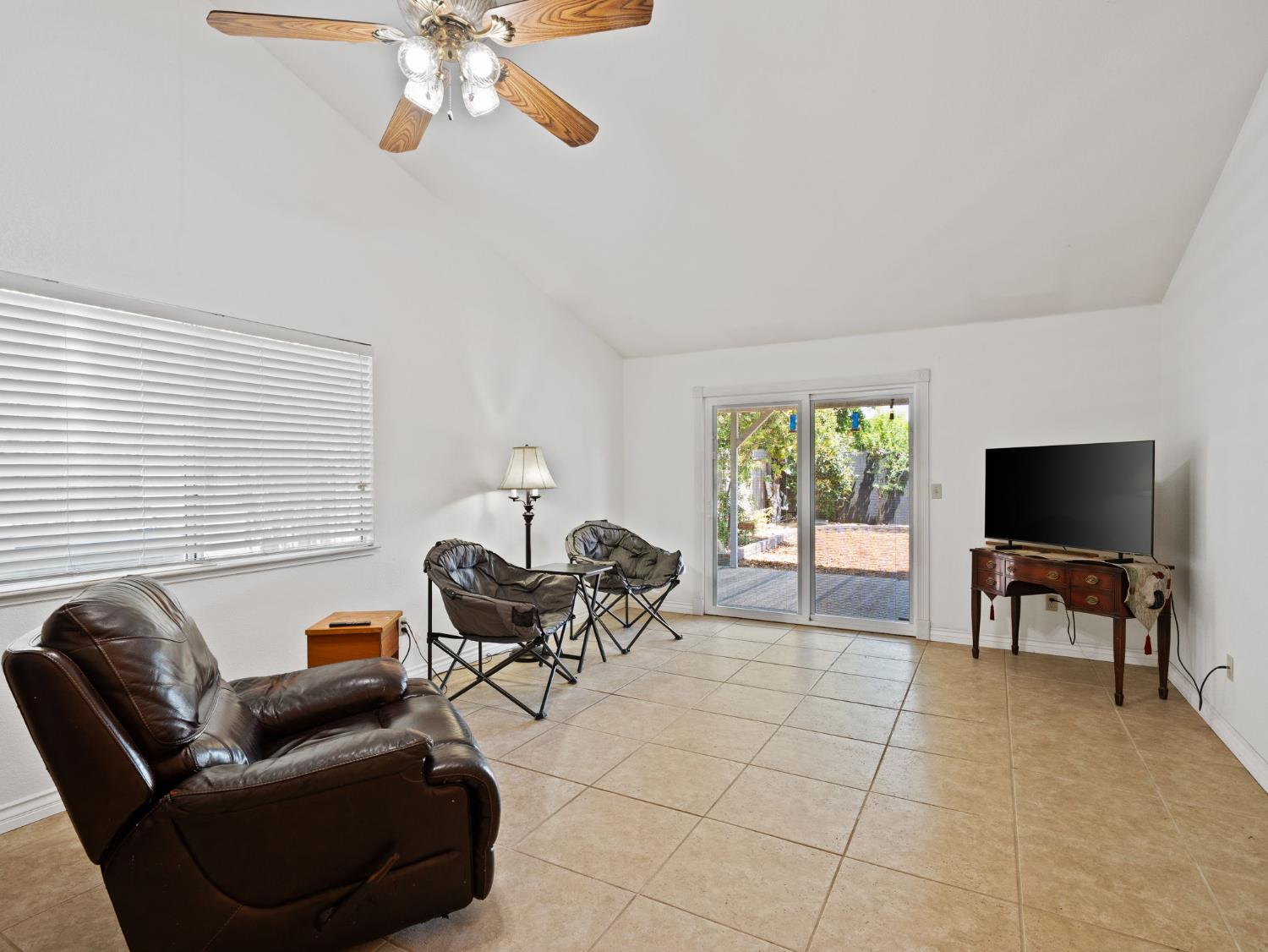 Detail Gallery Image 13 of 33 For 411 Dry Creek Ln, Winters,  CA 95694 - 4 Beds | 2 Baths