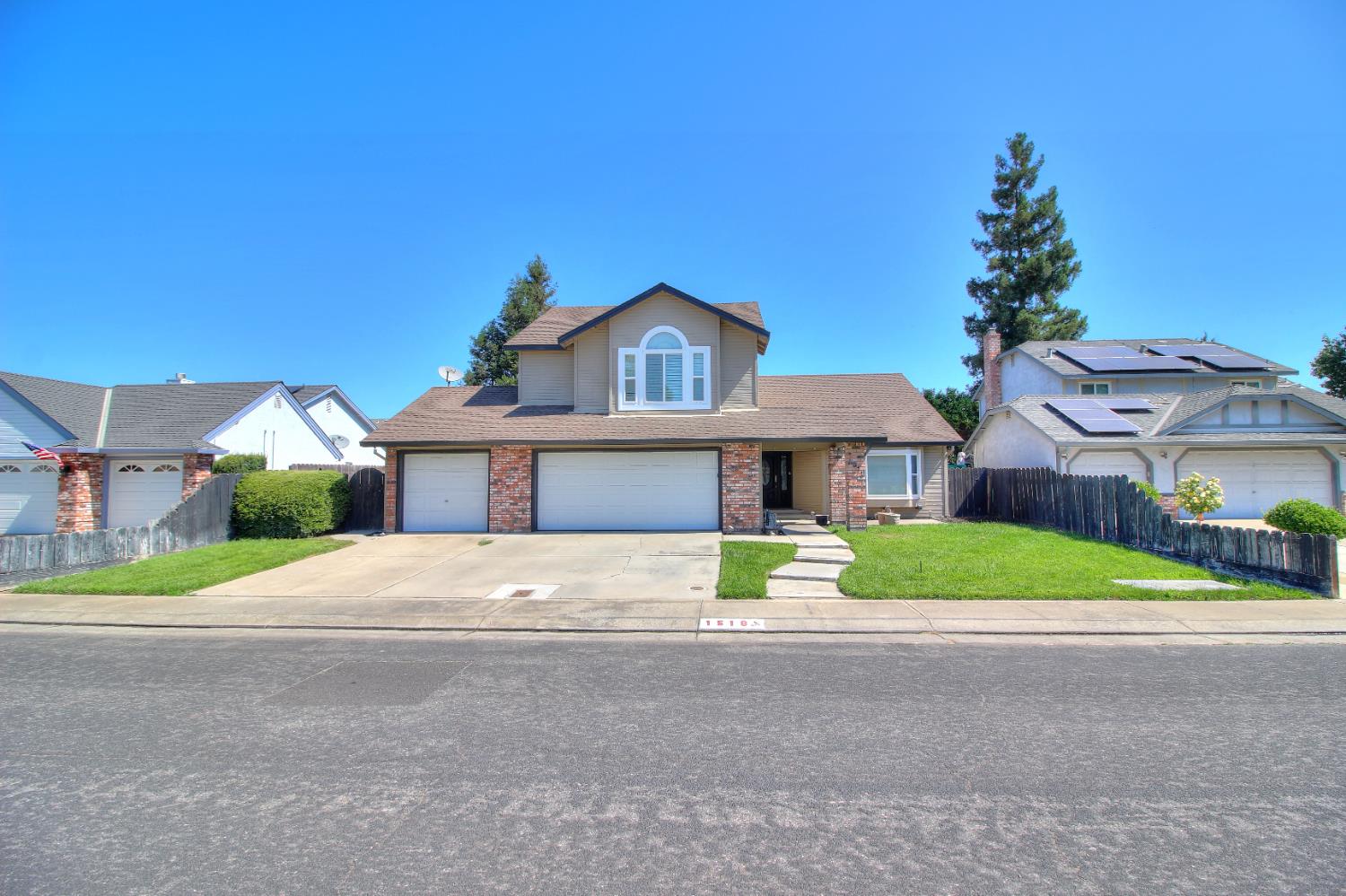 Detail Gallery Image 2 of 70 For 1518 Glenwood Ct, Escalon,  CA 95320 - 4 Beds | 3 Baths