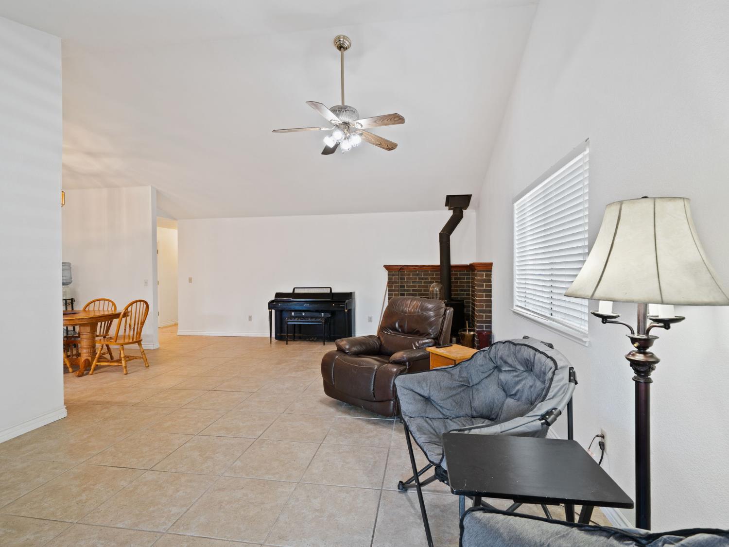 Detail Gallery Image 14 of 33 For 411 Dry Creek Ln, Winters,  CA 95694 - 4 Beds | 2 Baths