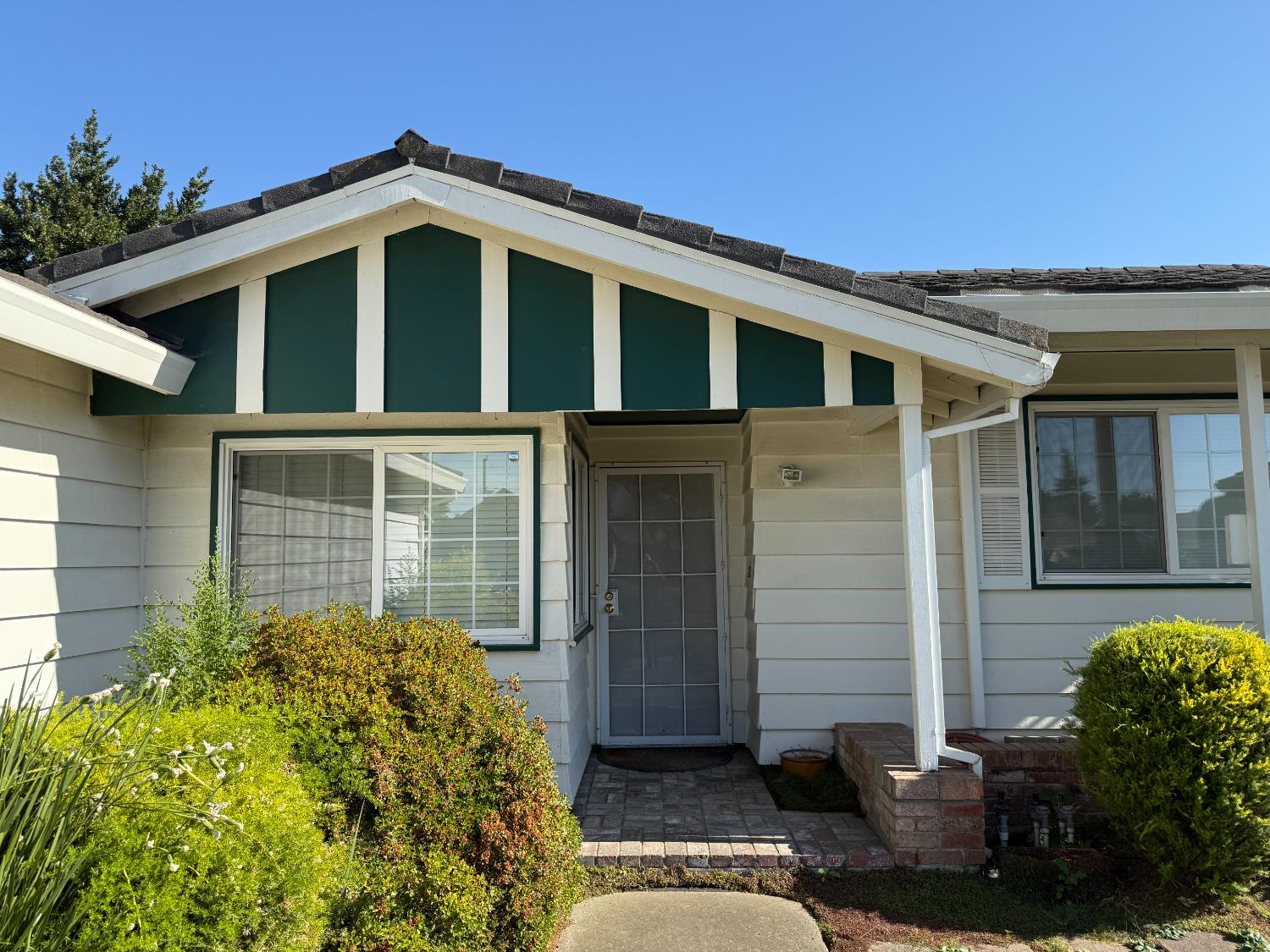 Detail Gallery Image 2 of 52 For 8216 Rensselaer Way, Sacramento,  CA 95826 - 3 Beds | 2 Baths