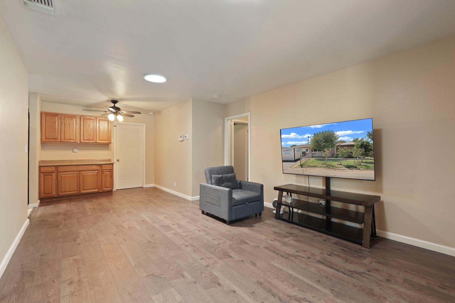 Detail Gallery Image 6 of 38 For 2621 Darwin, Sacramento,  CA 95821 - 4 Beds | 2 Baths