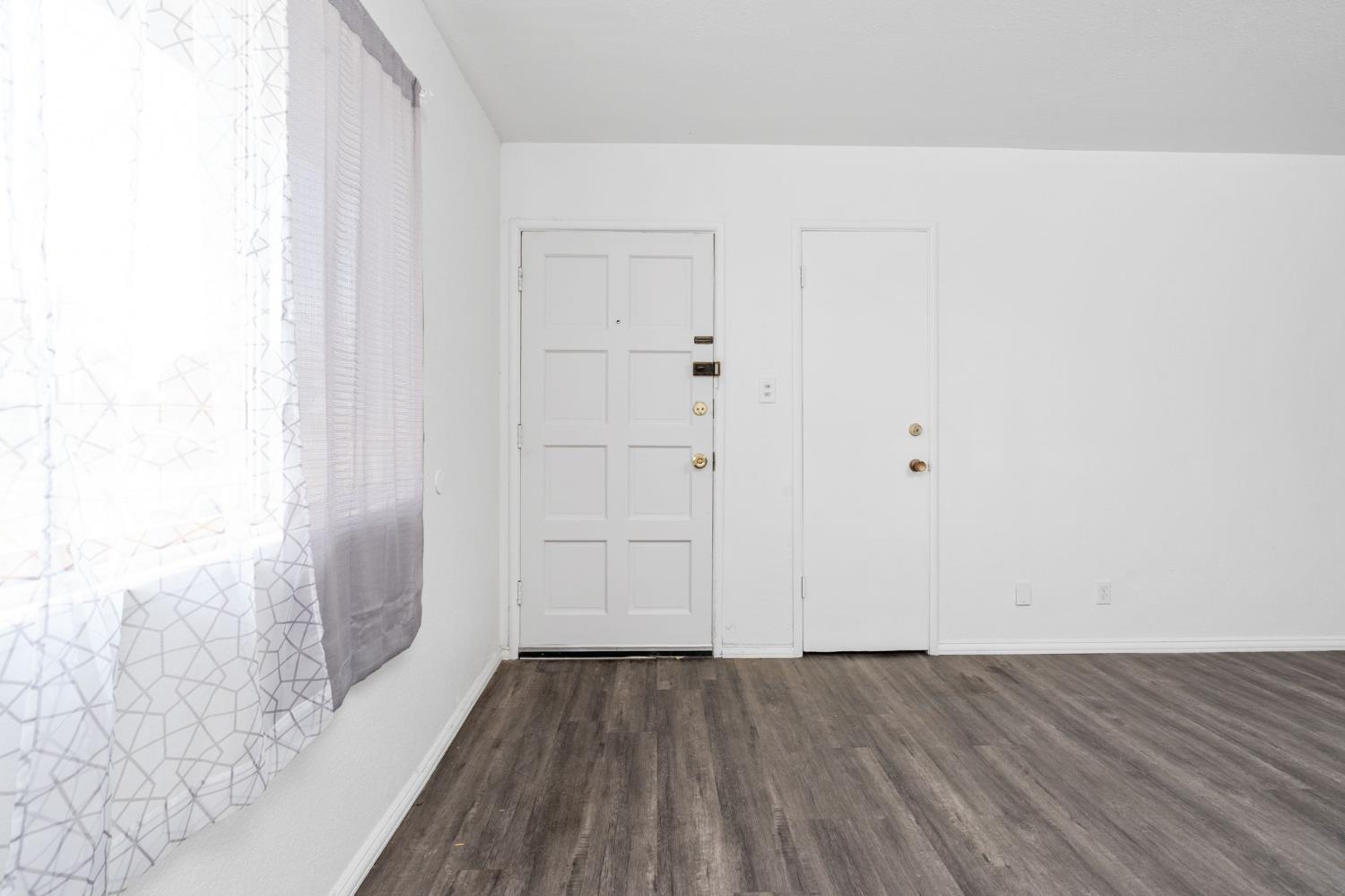 Detail Gallery Image 4 of 41 For 7305 Highway 41, Lemoore,  CA 93245 - 4 Beds | 2/1 Baths