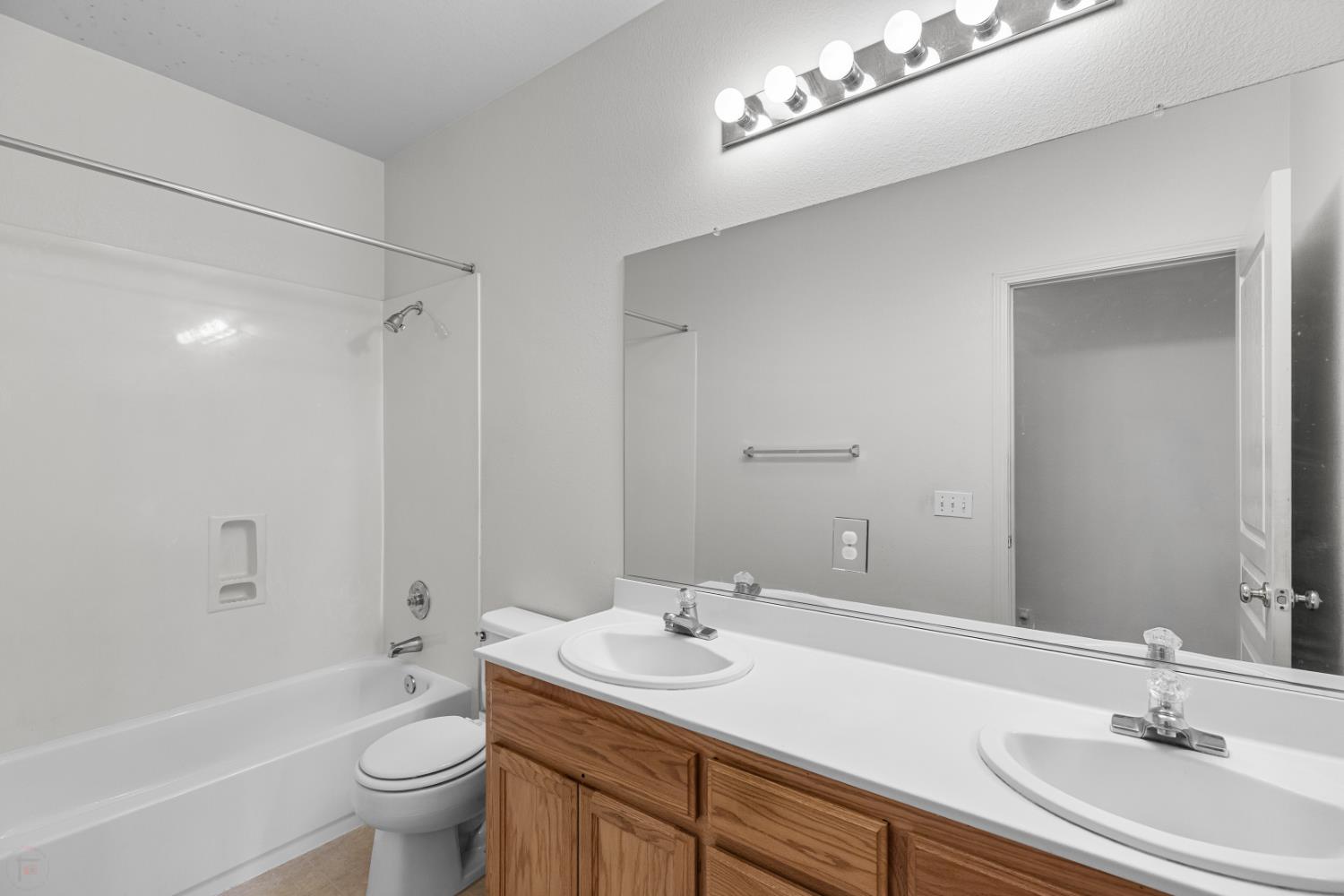 Detail Gallery Image 56 of 63 For 4100 Summerlin Ct, Modesto,  CA 95356 - 4 Beds | 2/1 Baths