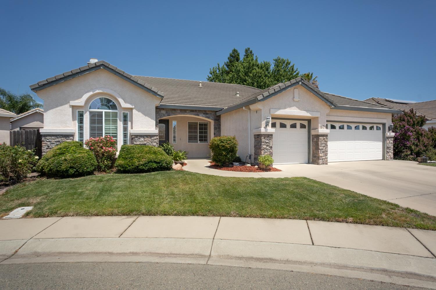 Detail Gallery Image 5 of 62 For 1871 Malkit Ct, Yuba City,  CA 95993 - 3 Beds | 2 Baths