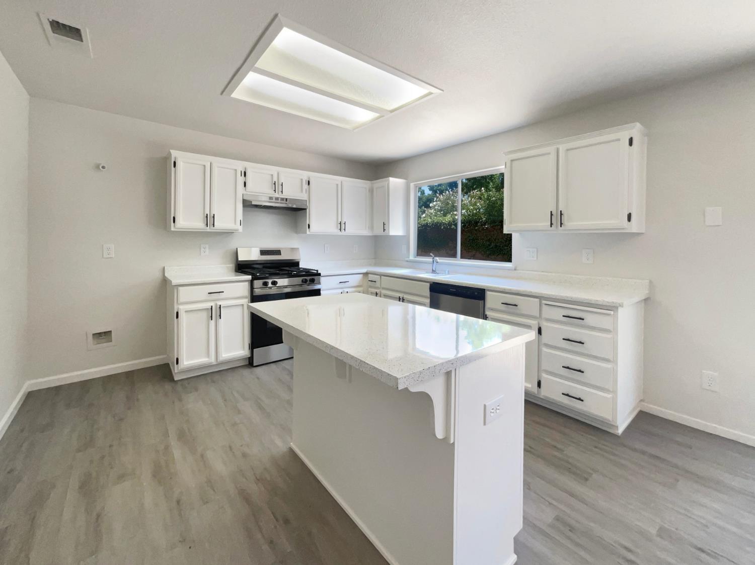 Detail Gallery Image 6 of 38 For 2291 Hamstead Ln, Yuba City,  CA 95991 - 4 Beds | 2/1 Baths