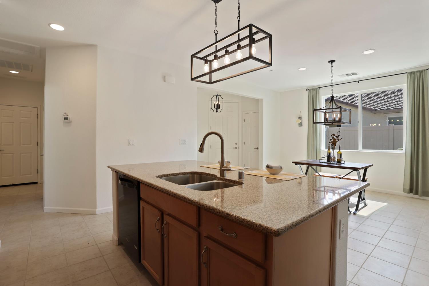 Detail Gallery Image 10 of 40 For 1266 Shady Pines, Manteca,  CA 95336 - 3 Beds | 2 Baths