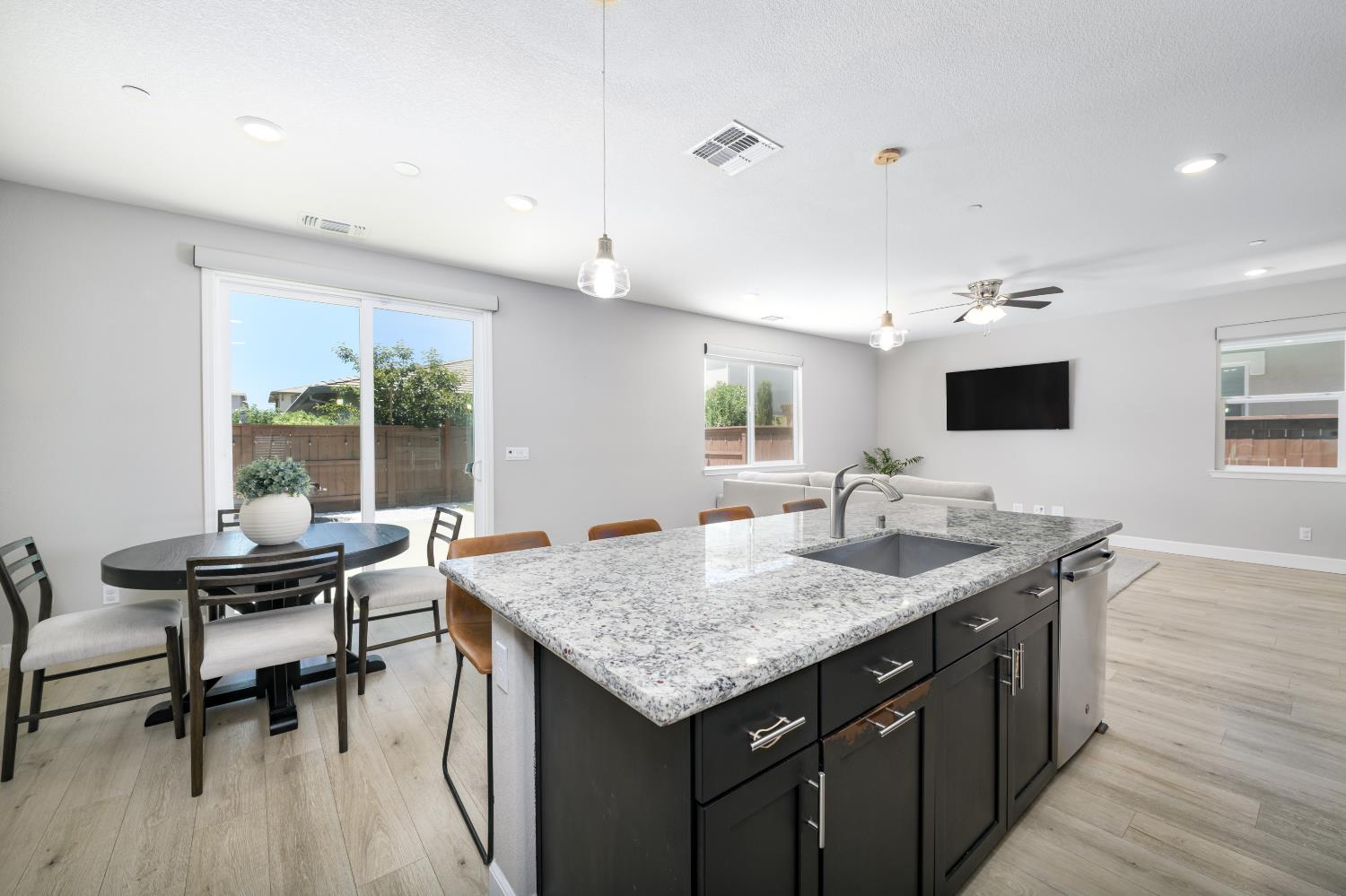 Detail Gallery Image 8 of 26 For 1522 Harry Lorenzo Ave, Woodland,  CA 95776 - 3 Beds | 2/1 Baths