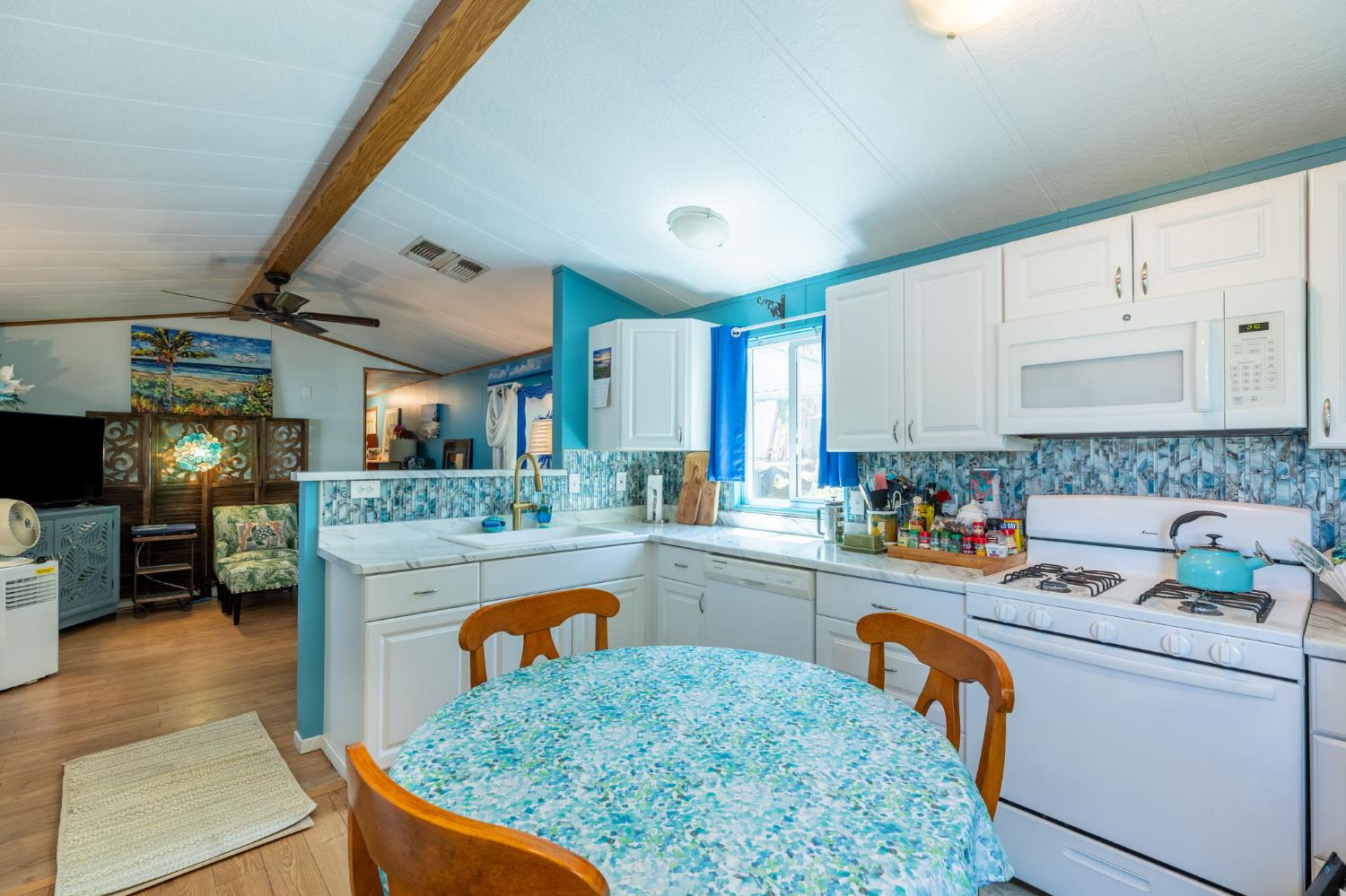 Detail Gallery Image 4 of 12 For 1605 Grass Valley Hwy 54, Auburn,  CA 95603 - 2 Beds | 1 Baths