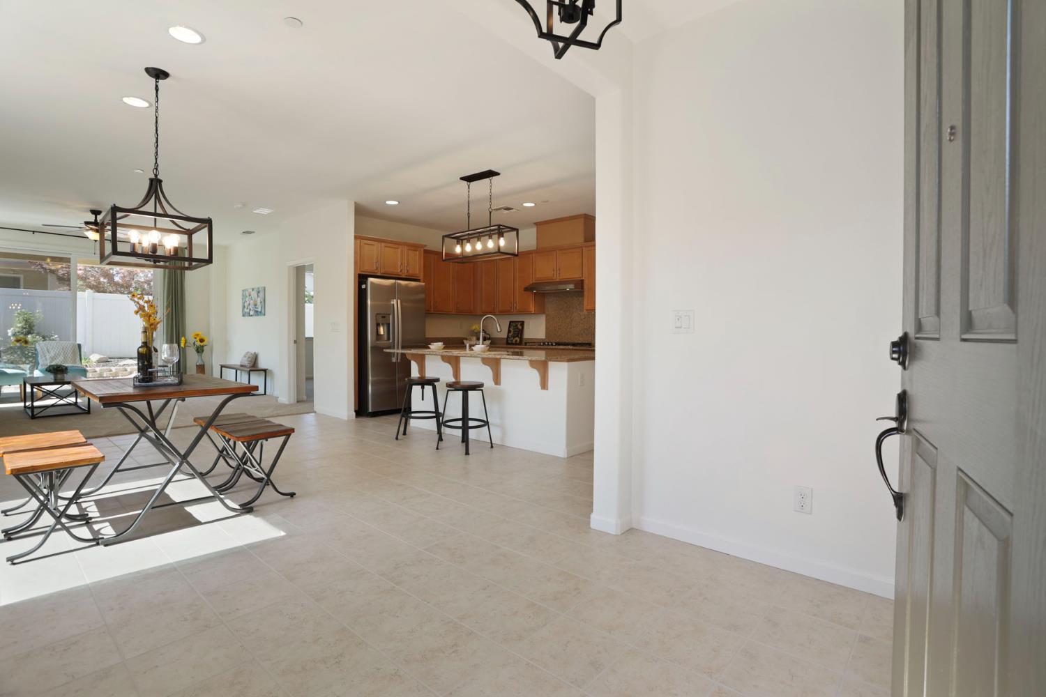 Detail Gallery Image 6 of 40 For 1266 Shady Pines, Manteca,  CA 95336 - 3 Beds | 2 Baths
