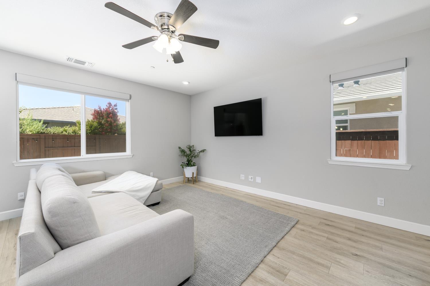 Detail Gallery Image 5 of 26 For 1522 Harry Lorenzo Ave, Woodland,  CA 95776 - 3 Beds | 2/1 Baths