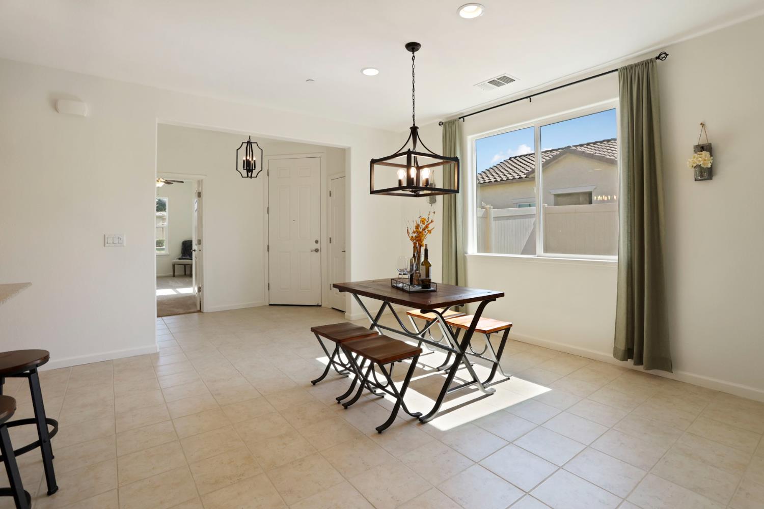 Detail Gallery Image 8 of 40 For 1266 Shady Pines, Manteca,  CA 95336 - 3 Beds | 2 Baths