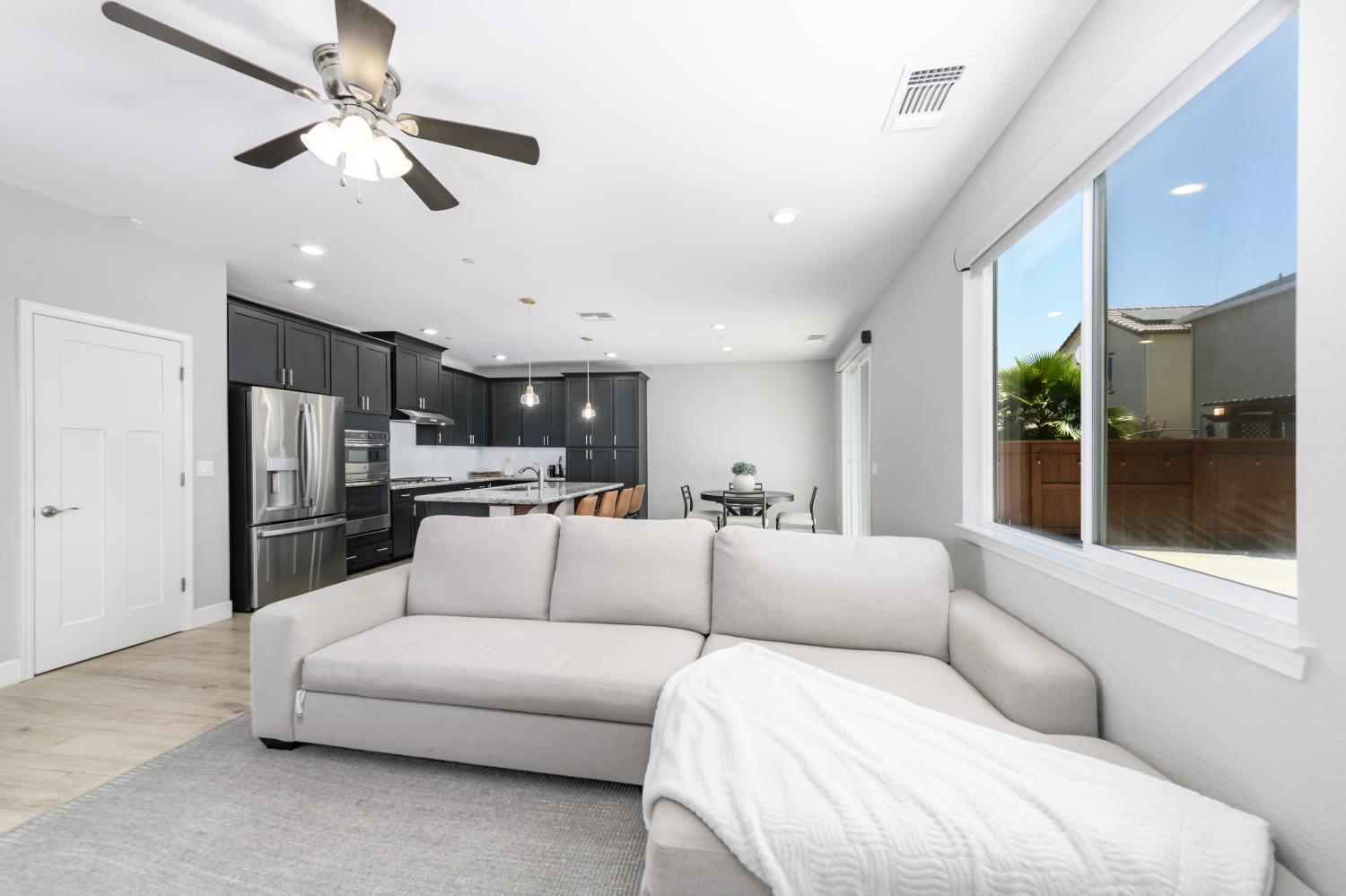 Detail Gallery Image 6 of 26 For 1522 Harry Lorenzo Ave, Woodland,  CA 95776 - 3 Beds | 2/1 Baths
