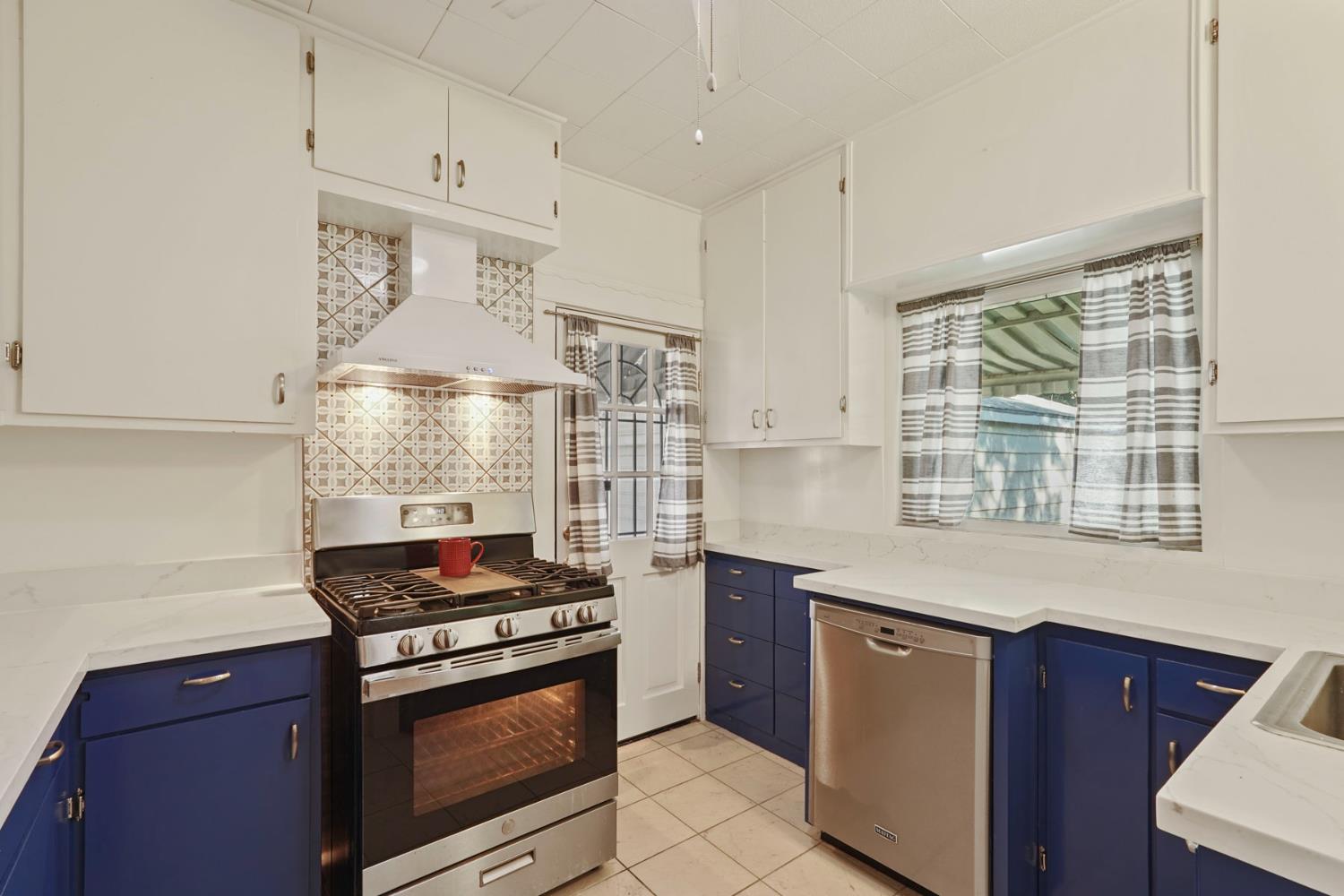 Detail Gallery Image 2 of 42 For 720 W Flora St, Stockton,  CA 95203 - 2 Beds | 1 Baths