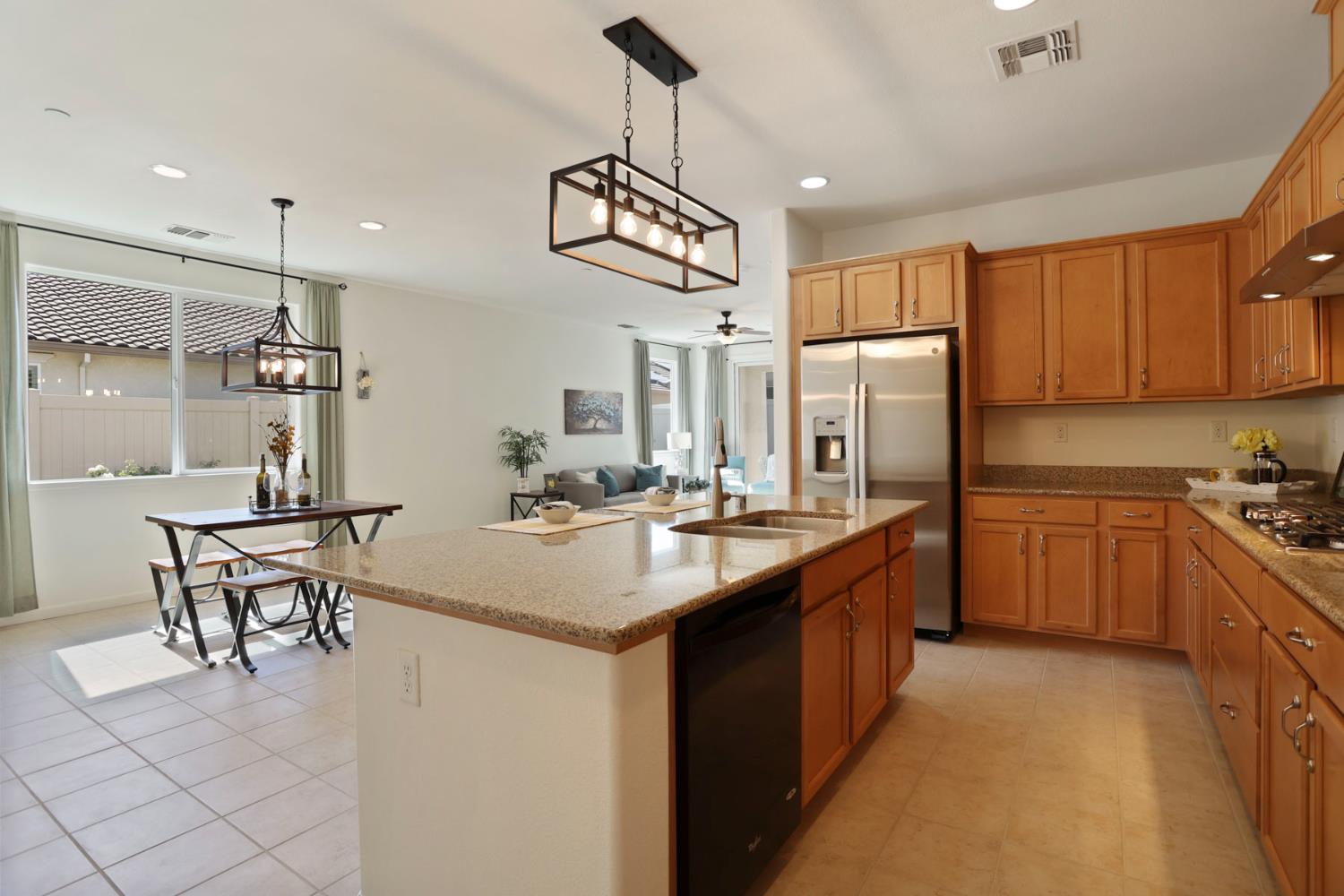 Detail Gallery Image 4 of 40 For 1266 Shady Pines, Manteca,  CA 95336 - 3 Beds | 2 Baths