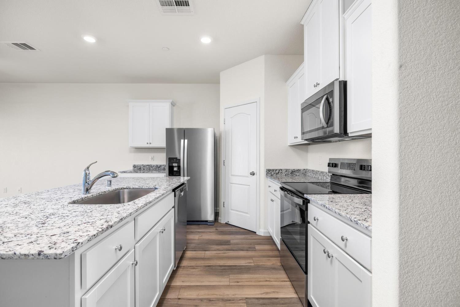Detail Gallery Image 7 of 13 For 3025 Aerosmith Way, Stockton,  CA 95212 - 4 Beds | 2 Baths