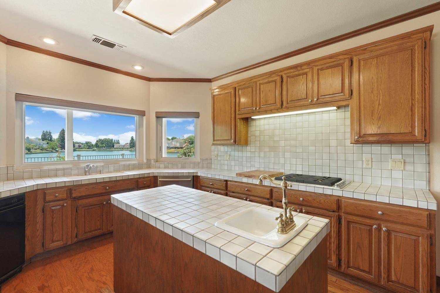 Detail Gallery Image 13 of 46 For 3551 Bluelake Cir, Stockton,  CA 95219 - 5 Beds | 4 Baths