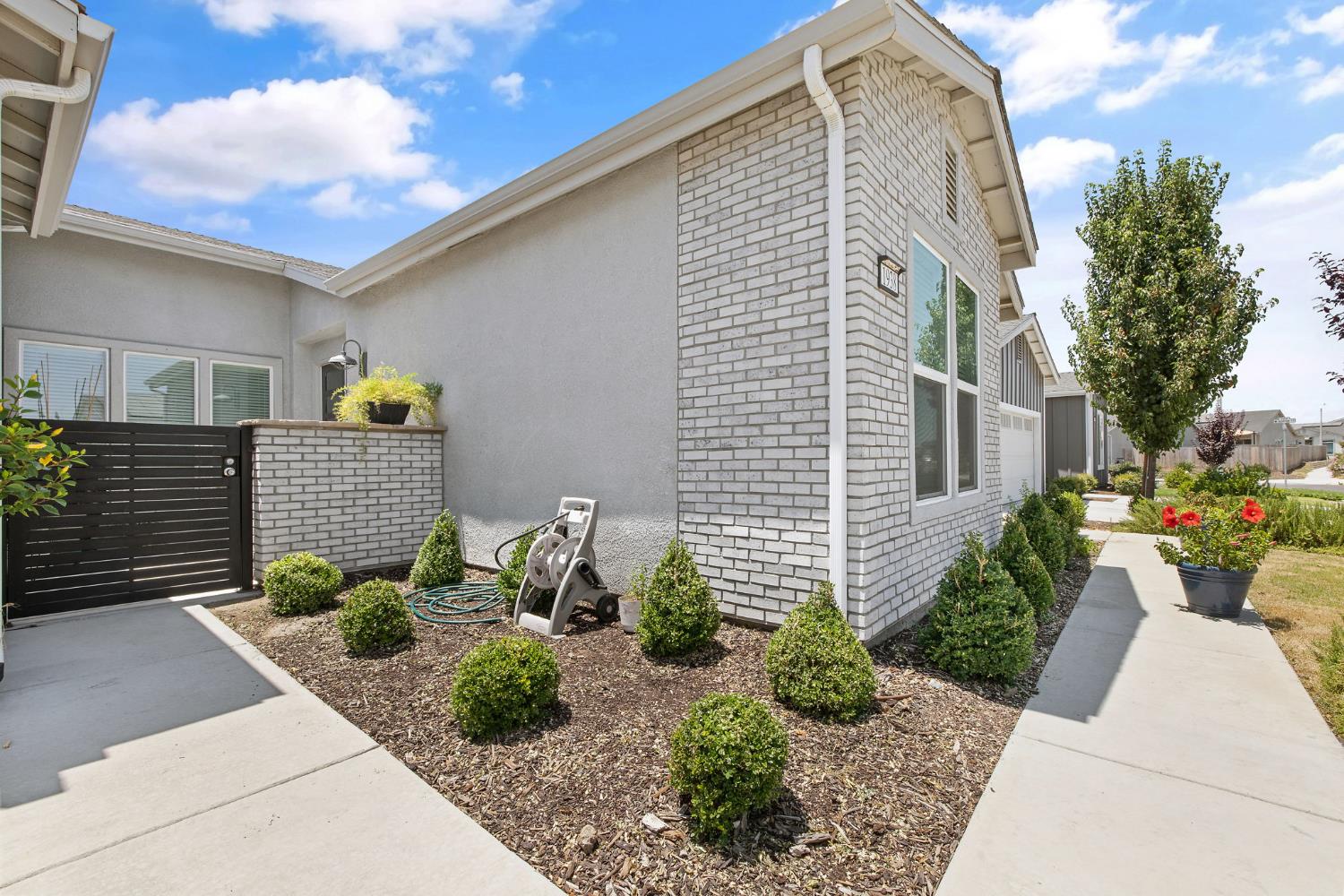 Detail Gallery Image 7 of 59 For 1938 N Frontier St, Hanford,  CA 93230 - 4 Beds | 3 Baths