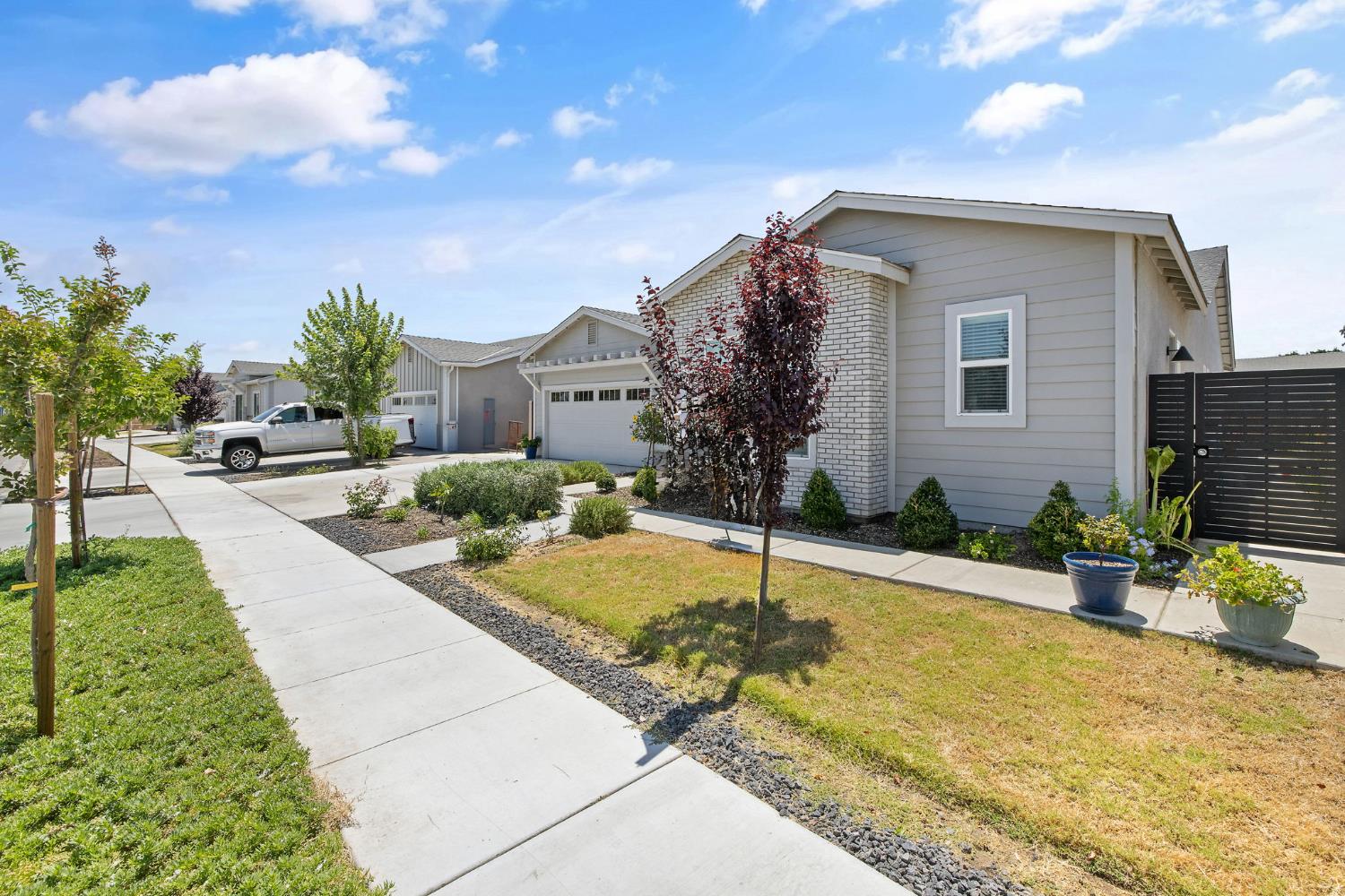 Detail Gallery Image 4 of 59 For 1938 N Frontier St, Hanford,  CA 93230 - 4 Beds | 3 Baths