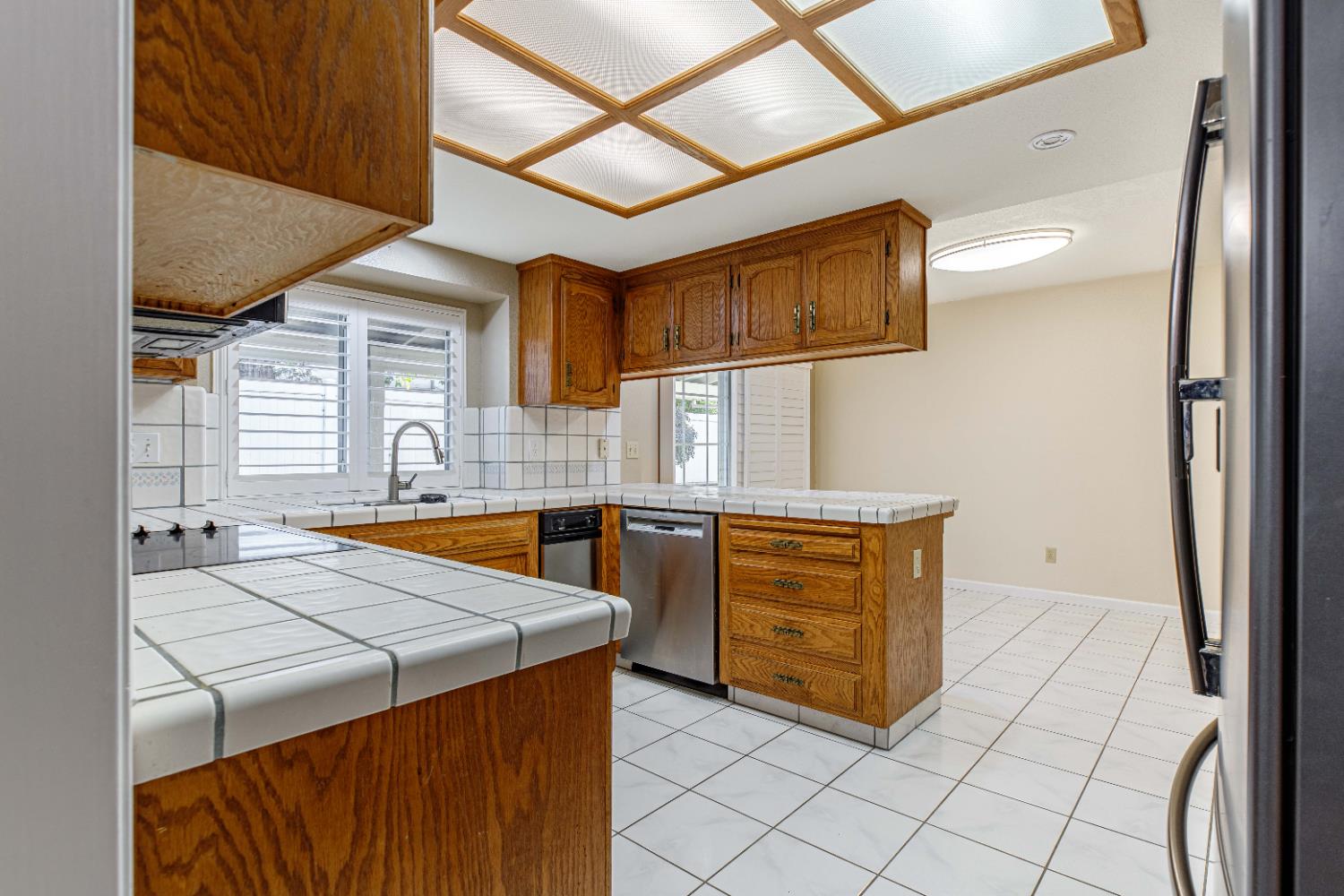 Detail Gallery Image 7 of 28 For 2408 Van Valin Pl, Modesto,  CA 95356 - 5 Beds | 2/1 Baths