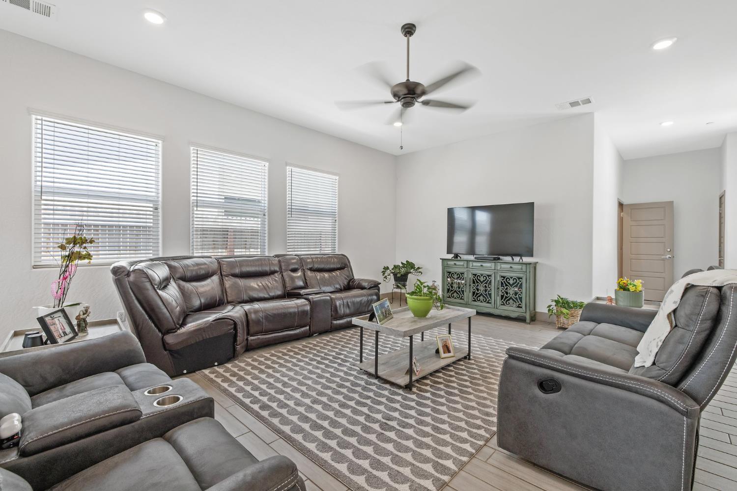 Detail Gallery Image 25 of 59 For 1938 N Frontier St, Hanford,  CA 93230 - 4 Beds | 3 Baths