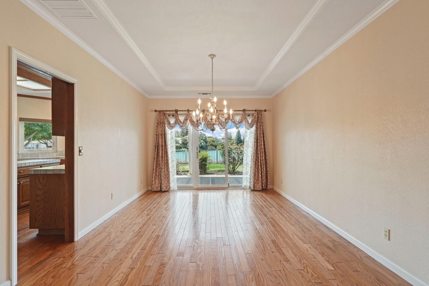 Detail Gallery Image 11 of 46 For 3551 Bluelake Cir, Stockton,  CA 95219 - 5 Beds | 4 Baths