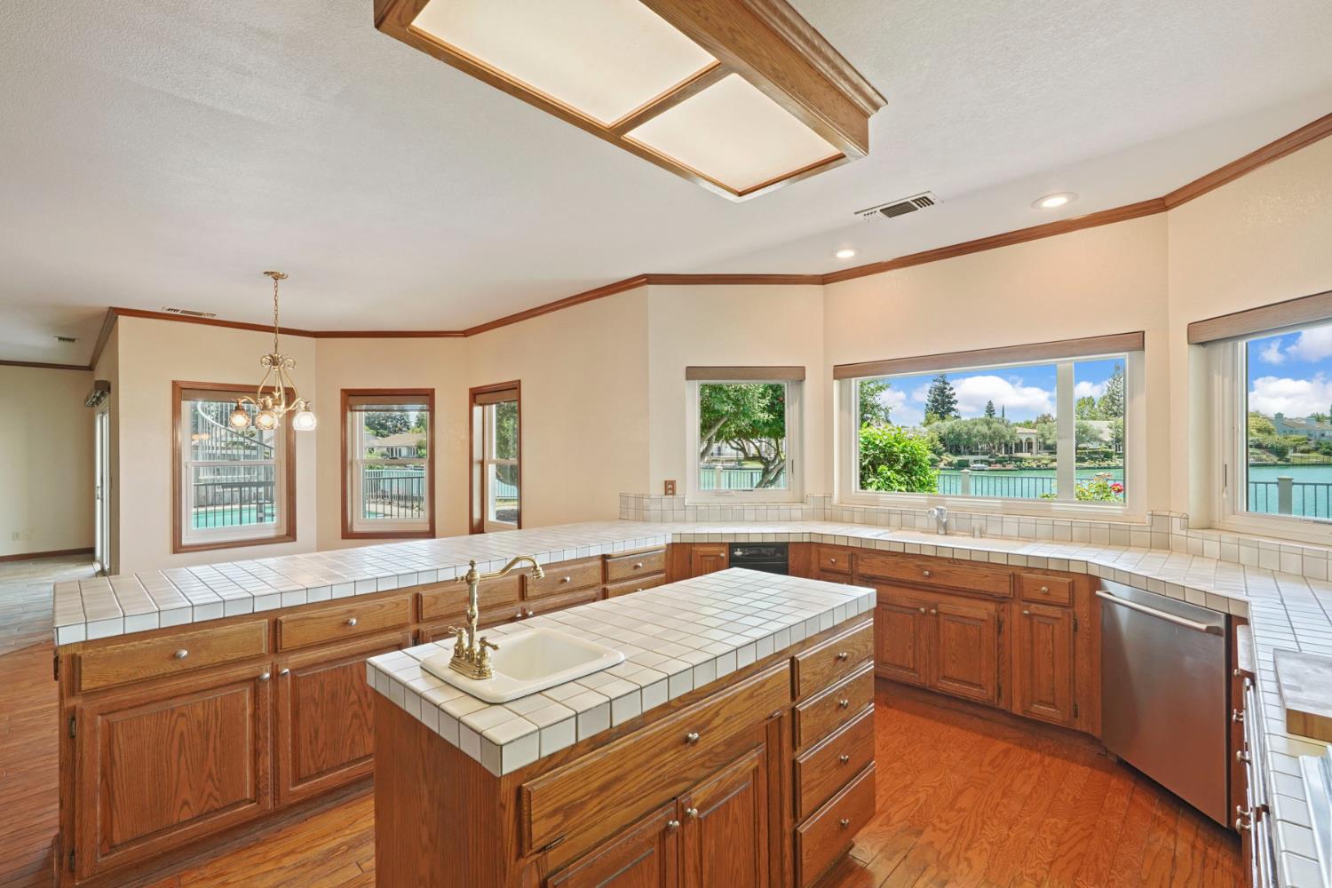 Detail Gallery Image 16 of 46 For 3551 Bluelake Cir, Stockton,  CA 95219 - 5 Beds | 4 Baths