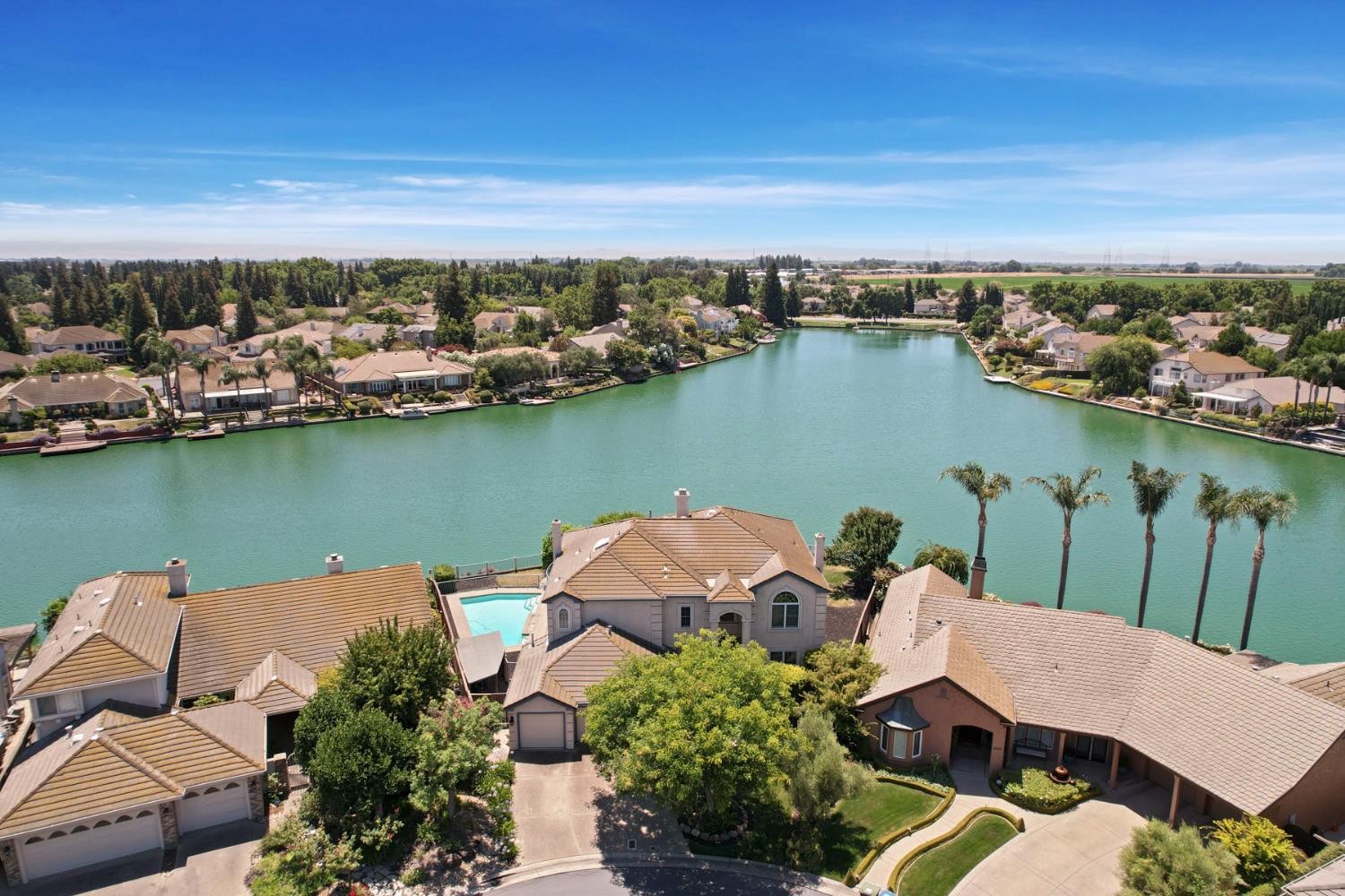 Detail Gallery Image 3 of 46 For 3551 Bluelake Cir, Stockton,  CA 95219 - 5 Beds | 4 Baths