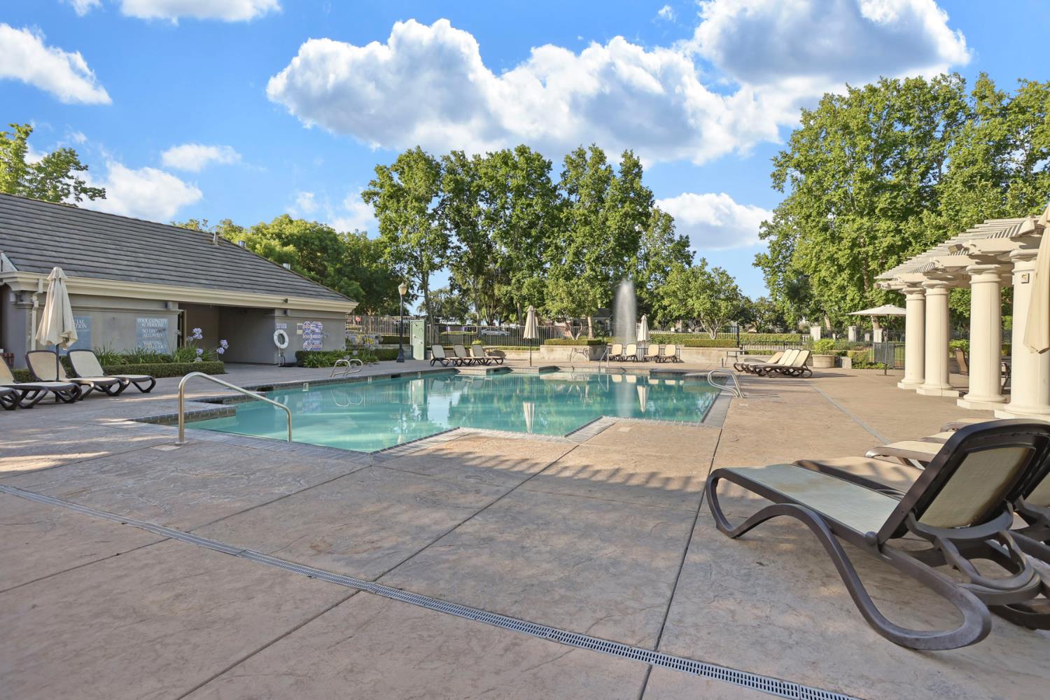 Detail Gallery Image 6 of 60 For 4240 Pinehurst Cir, Stockton,  CA 95219 - 4 Beds | 3 Baths