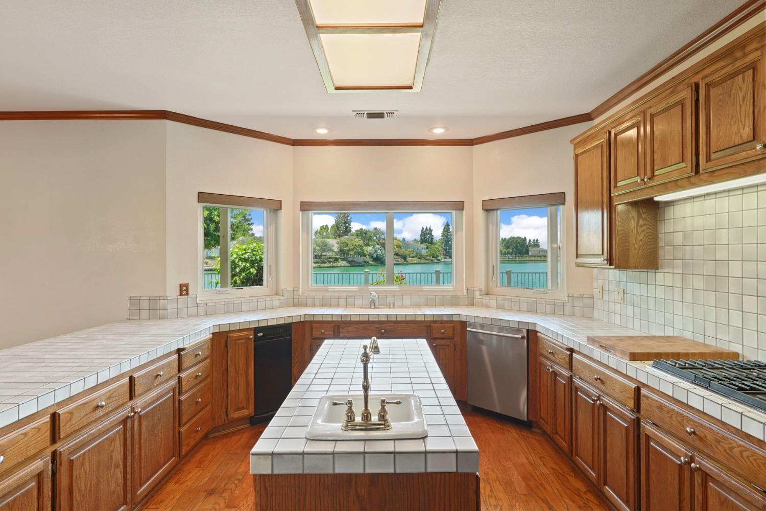 Detail Gallery Image 14 of 46 For 3551 Bluelake Cir, Stockton,  CA 95219 - 5 Beds | 4 Baths