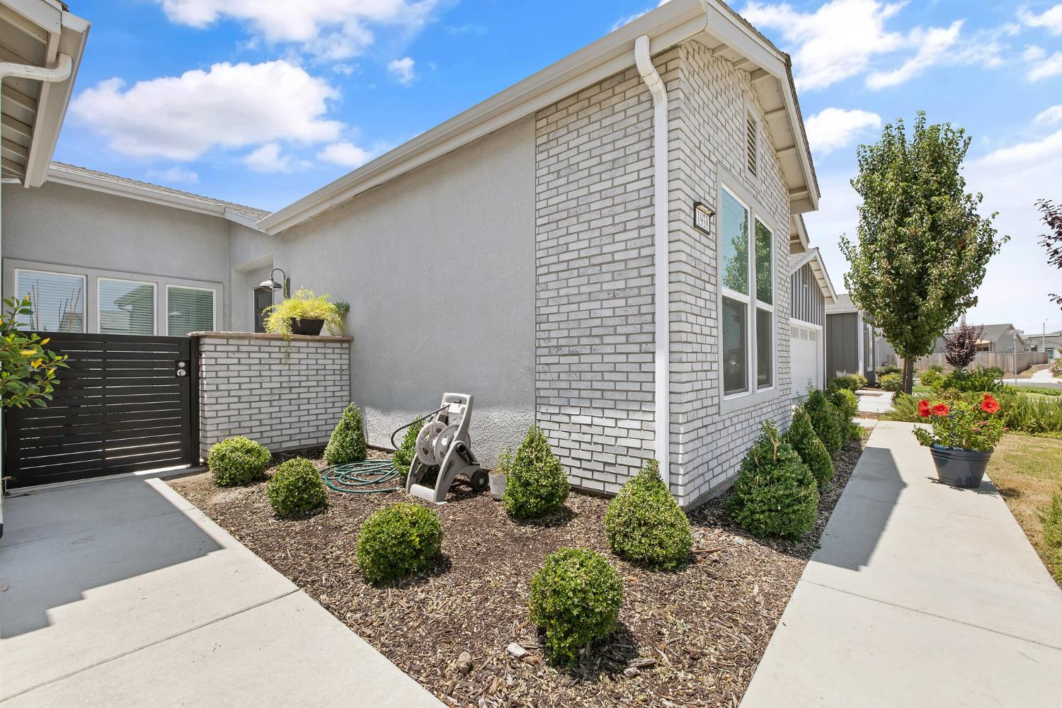 Detail Gallery Image 5 of 59 For 1938 N Frontier St, Hanford,  CA 93230 - 4 Beds | 3 Baths