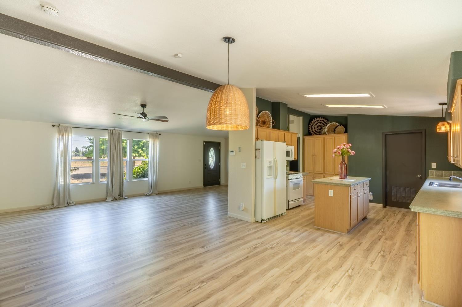 Detail Gallery Image 5 of 11 For 1112 Ladd Rd, Modesto,  CA 95356 - 3 Beds | 2 Baths