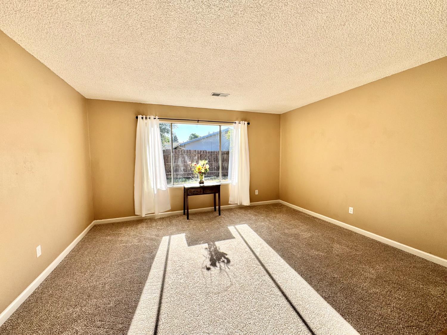 Detail Gallery Image 4 of 24 For 1813 Murrietta Ln, Modesto,  CA 95355 - 3 Beds | 2 Baths