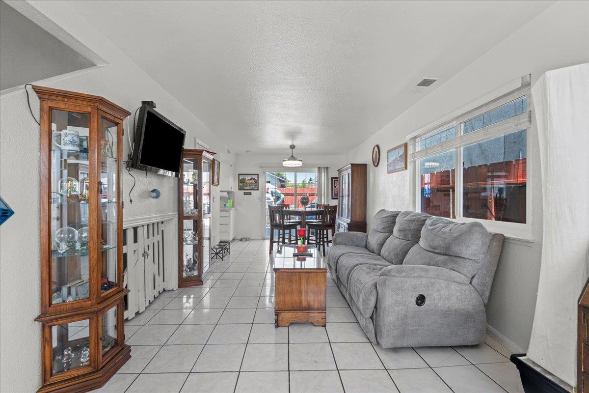 Detail Gallery Image 5 of 28 For 1572 Vine Cir, Atwater,  CA 95301 - 3 Beds | 1/1 Baths