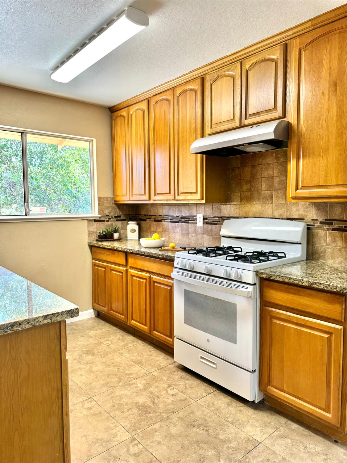 Detail Gallery Image 10 of 24 For 1813 Murrietta Ln, Modesto,  CA 95355 - 3 Beds | 2 Baths