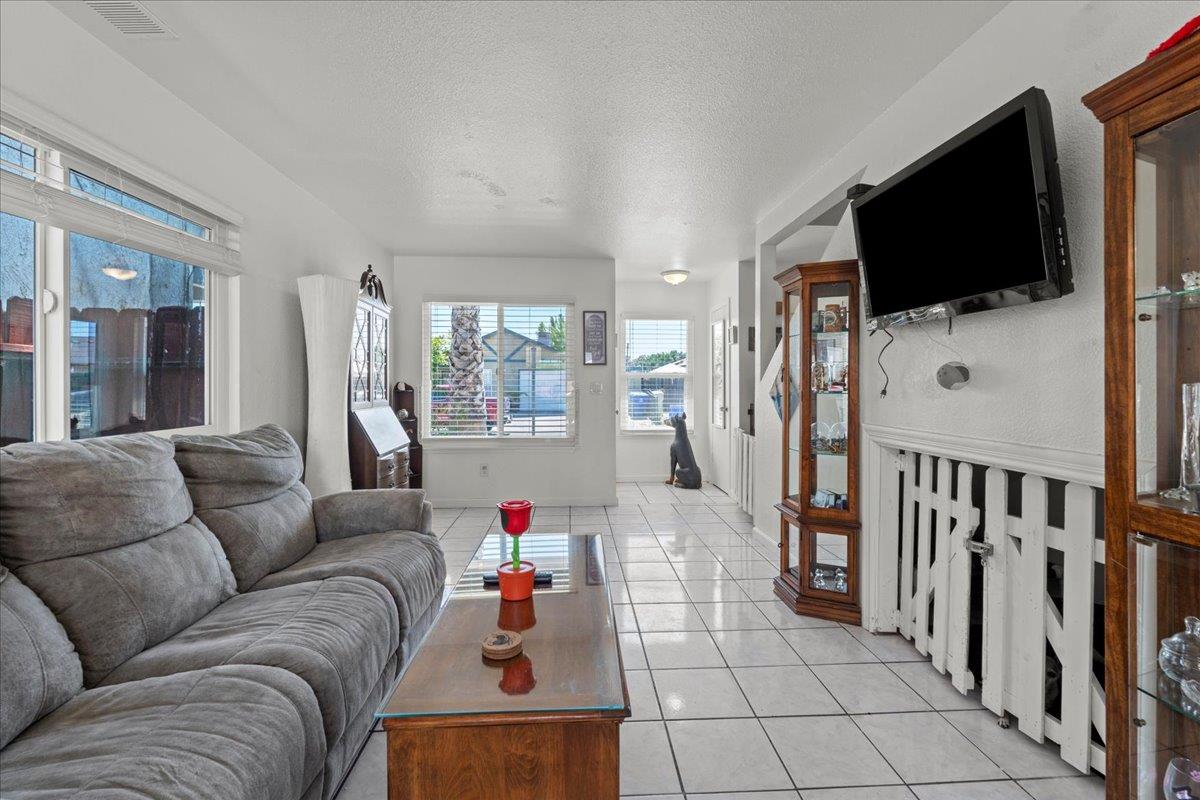 Detail Gallery Image 6 of 28 For 1572 Vine Cir, Atwater,  CA 95301 - 3 Beds | 1/1 Baths
